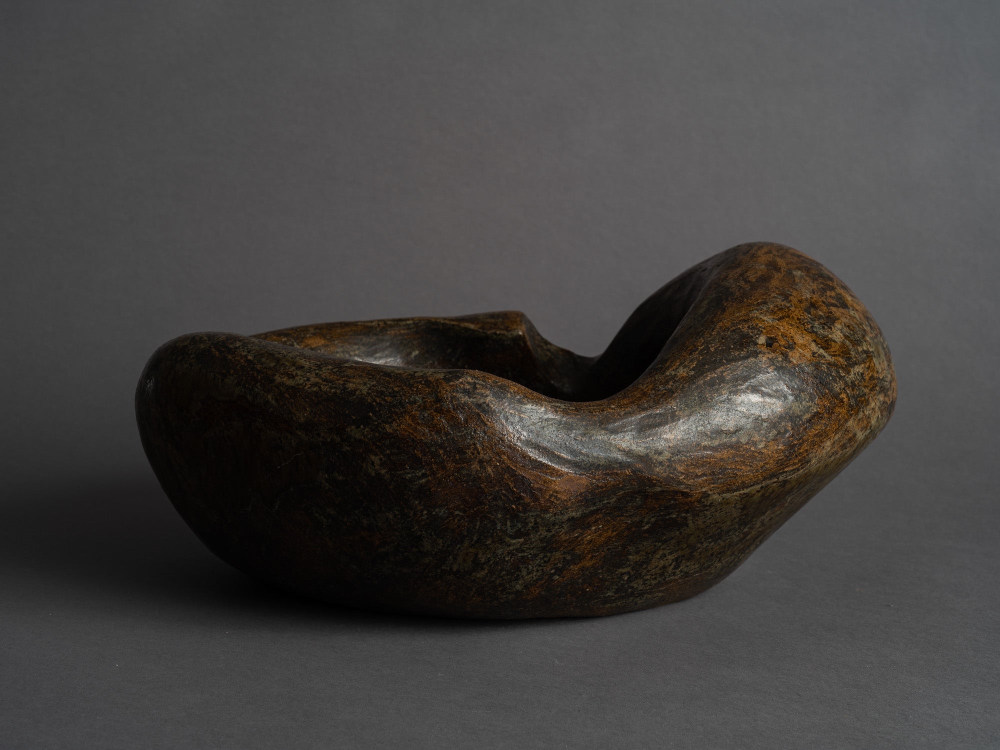 Grande coupe biomorphique en grès de Janine Boyer, France (1959)..Rare large freeform bowl by Janine Boyer, France (1959)