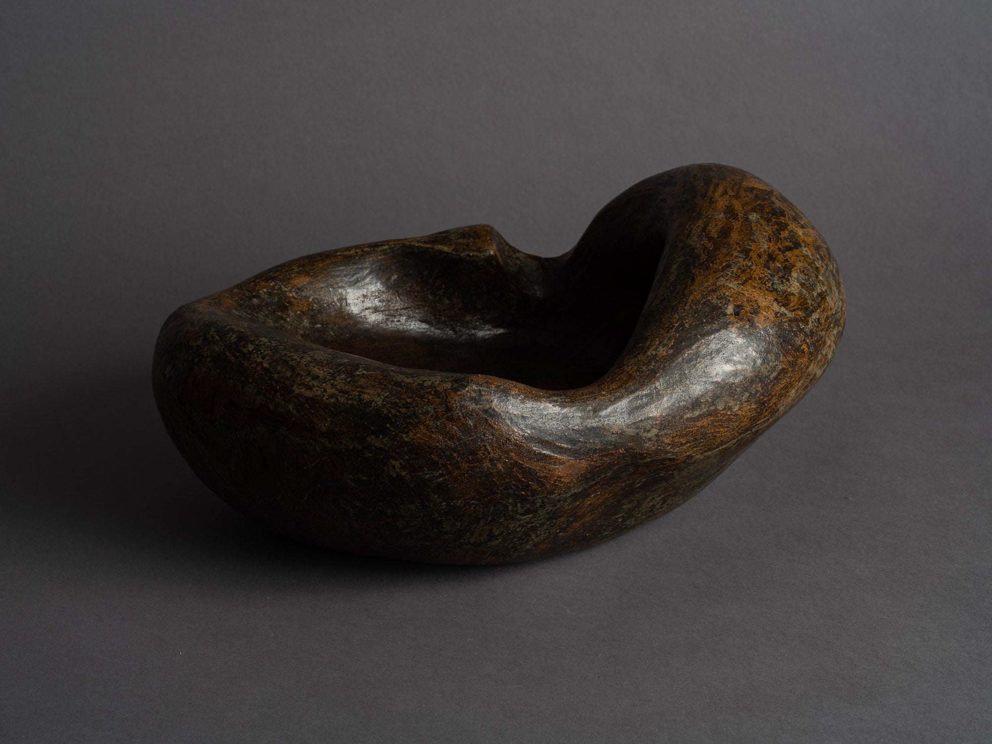 Grande coupe biomorphique en grès de Janine Boyer, France (1959)..Rare large freeform bowl by Janine Boyer, France (1959)