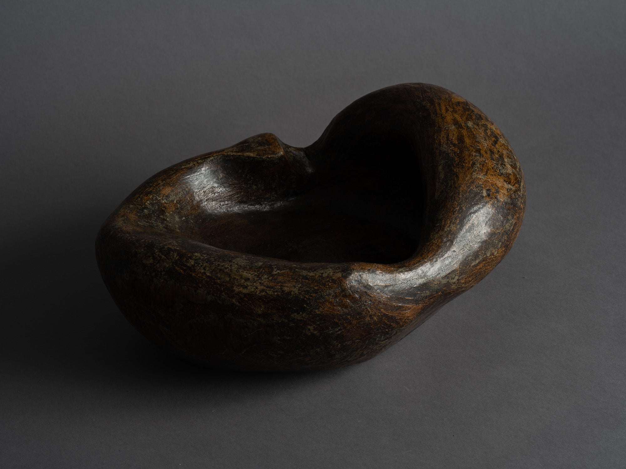 Grande coupe biomorphique en grès de Janine Boyer, France (1959)..Rare large freeform bowl by Janine Boyer, France (1959)