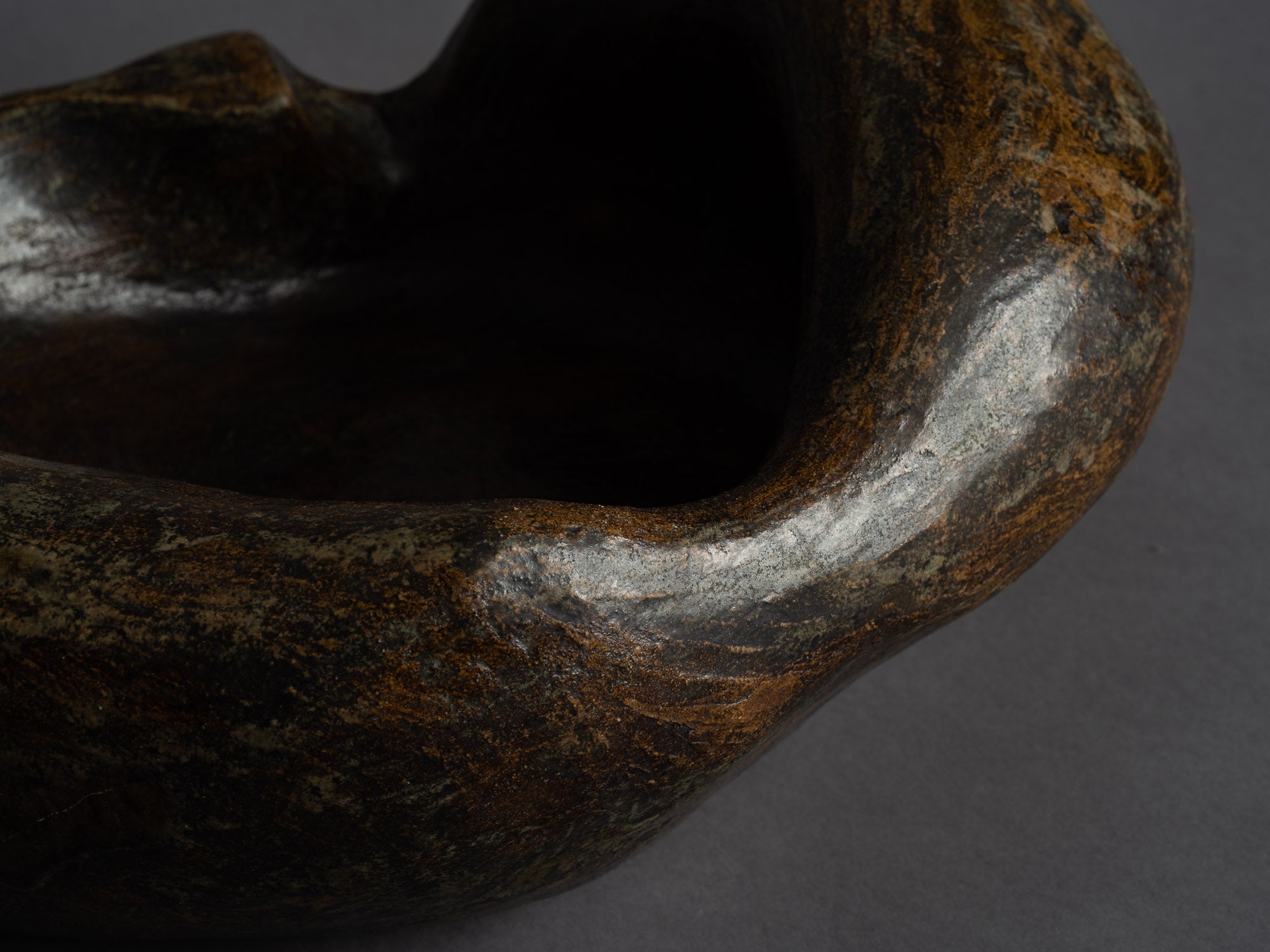 Grande coupe biomorphique en grès de Janine Boyer, France (1959)..Rare large freeform bowl by Janine Boyer, France (1959)