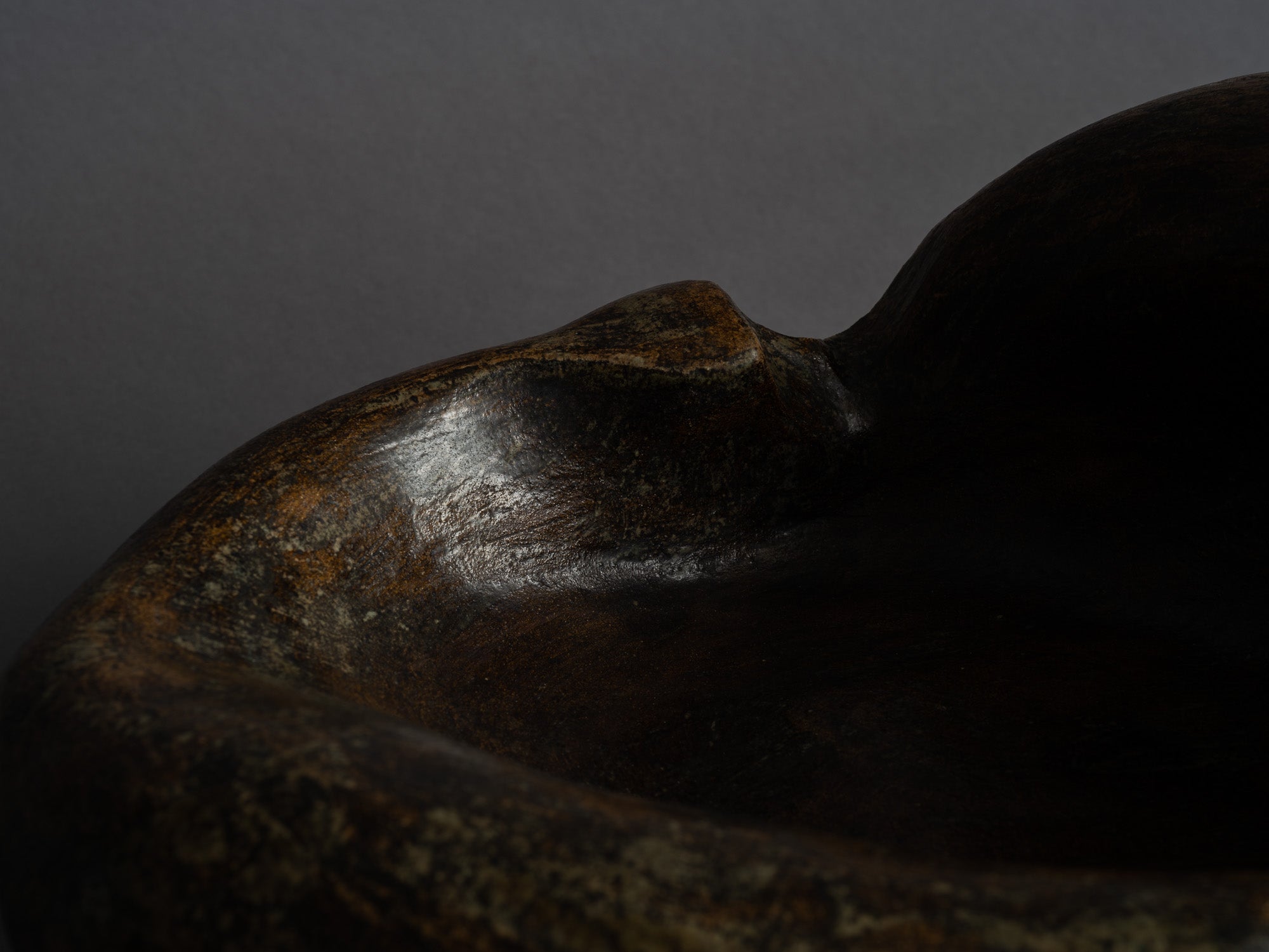 Grande coupe biomorphique en grès de Janine Boyer, France (1959)..Rare large freeform bowl by Janine Boyer, France (1959)