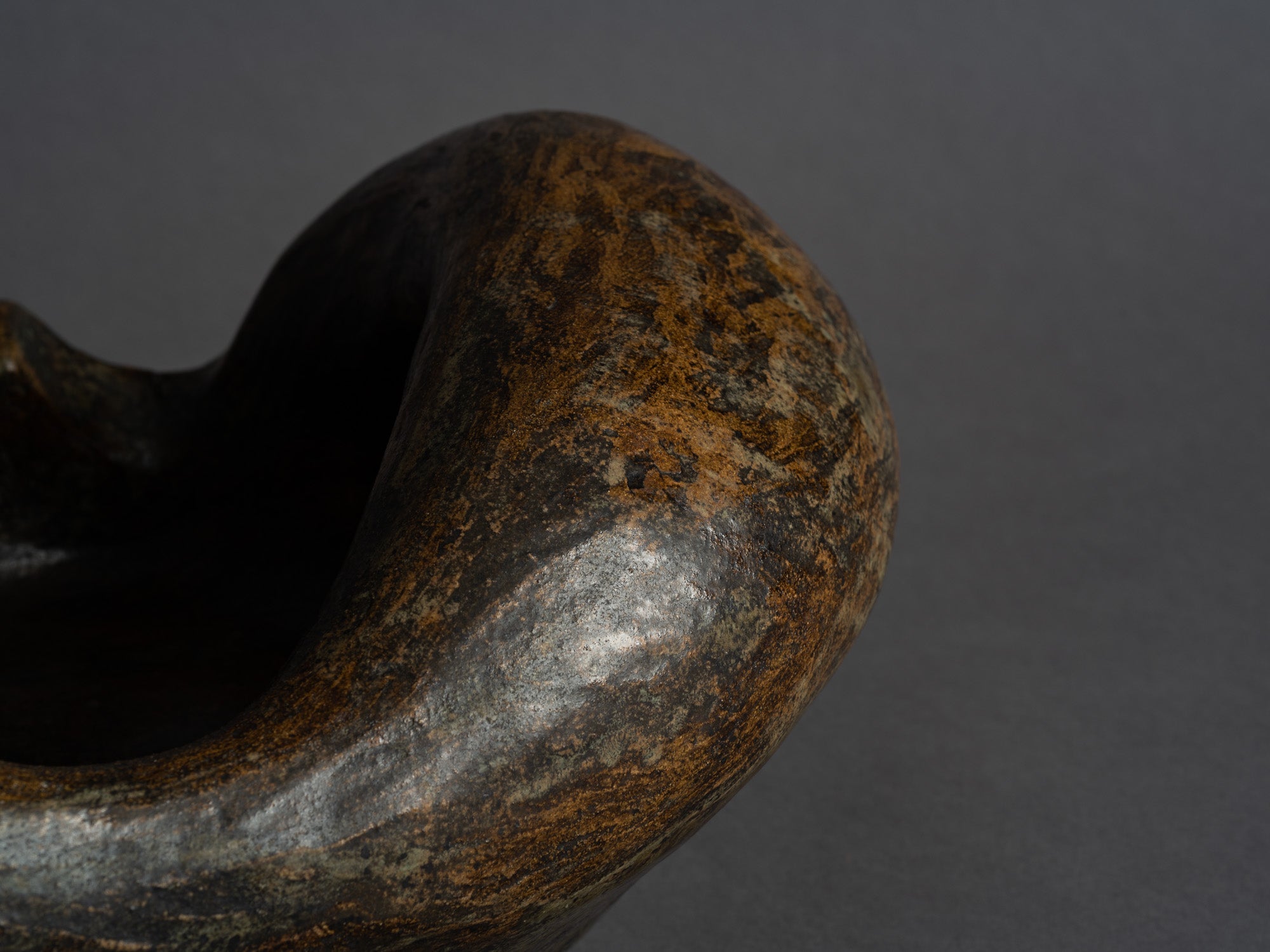 Grande coupe biomorphique en grès de Janine Boyer, France (1959)..Rare large freeform bowl by Janine Boyer, France (1959)