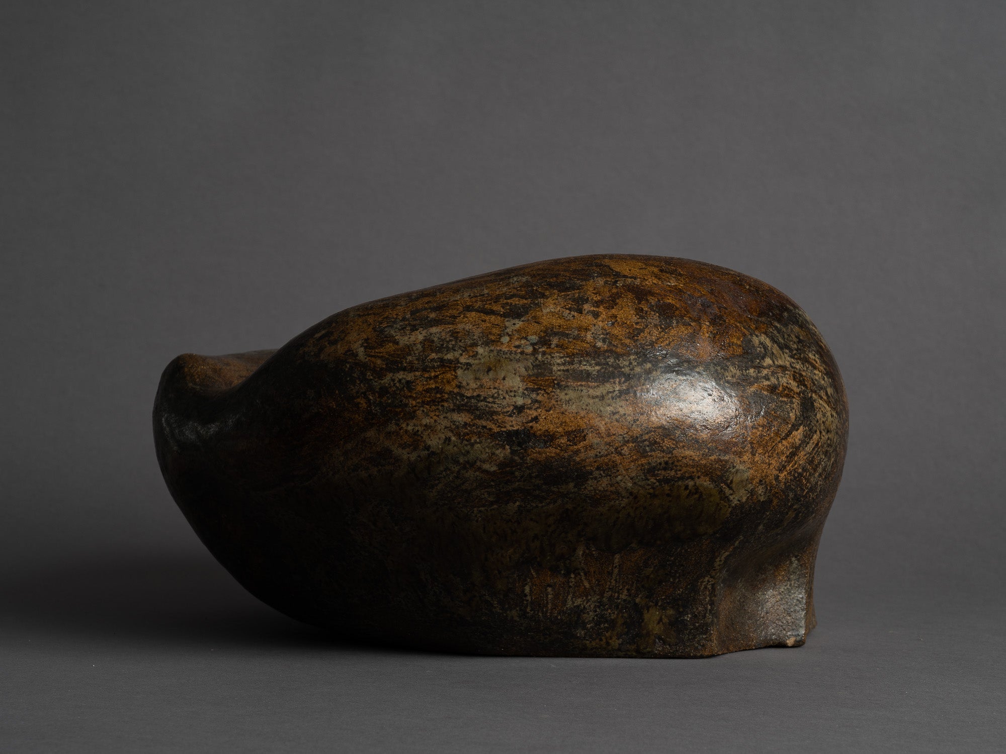 Grande coupe biomorphique en grès de Janine Boyer, France (1959)..Rare large freeform bowl by Janine Boyer, France (1959)