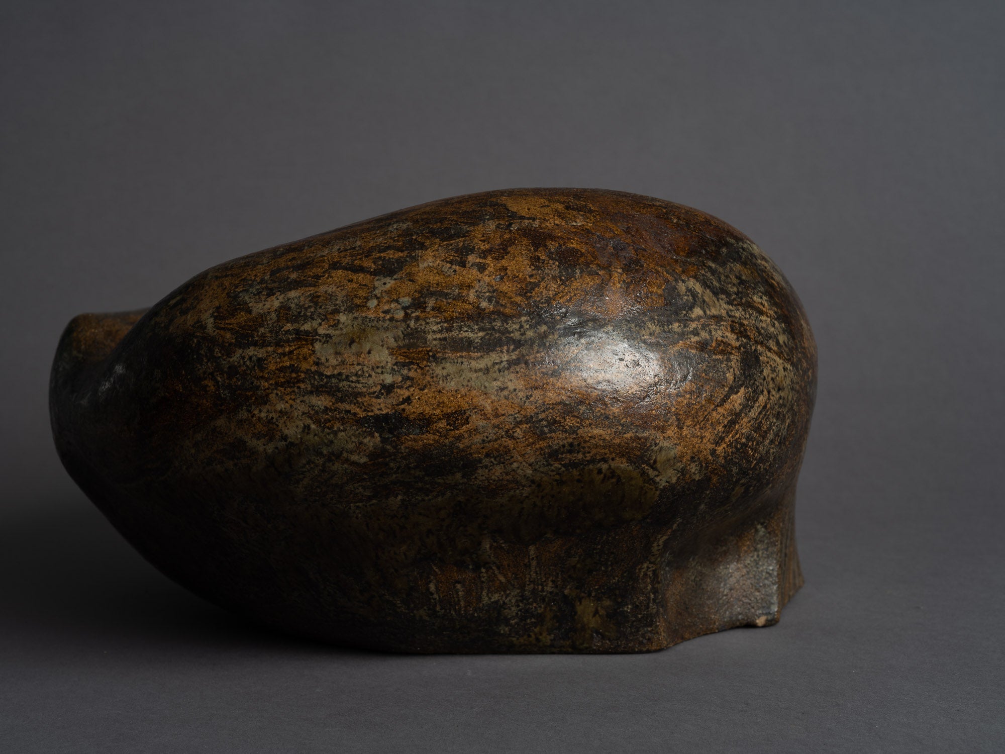 Grande coupe biomorphique en grès de Janine Boyer, France (1959)..Rare large freeform bowl by Janine Boyer, France (1959)