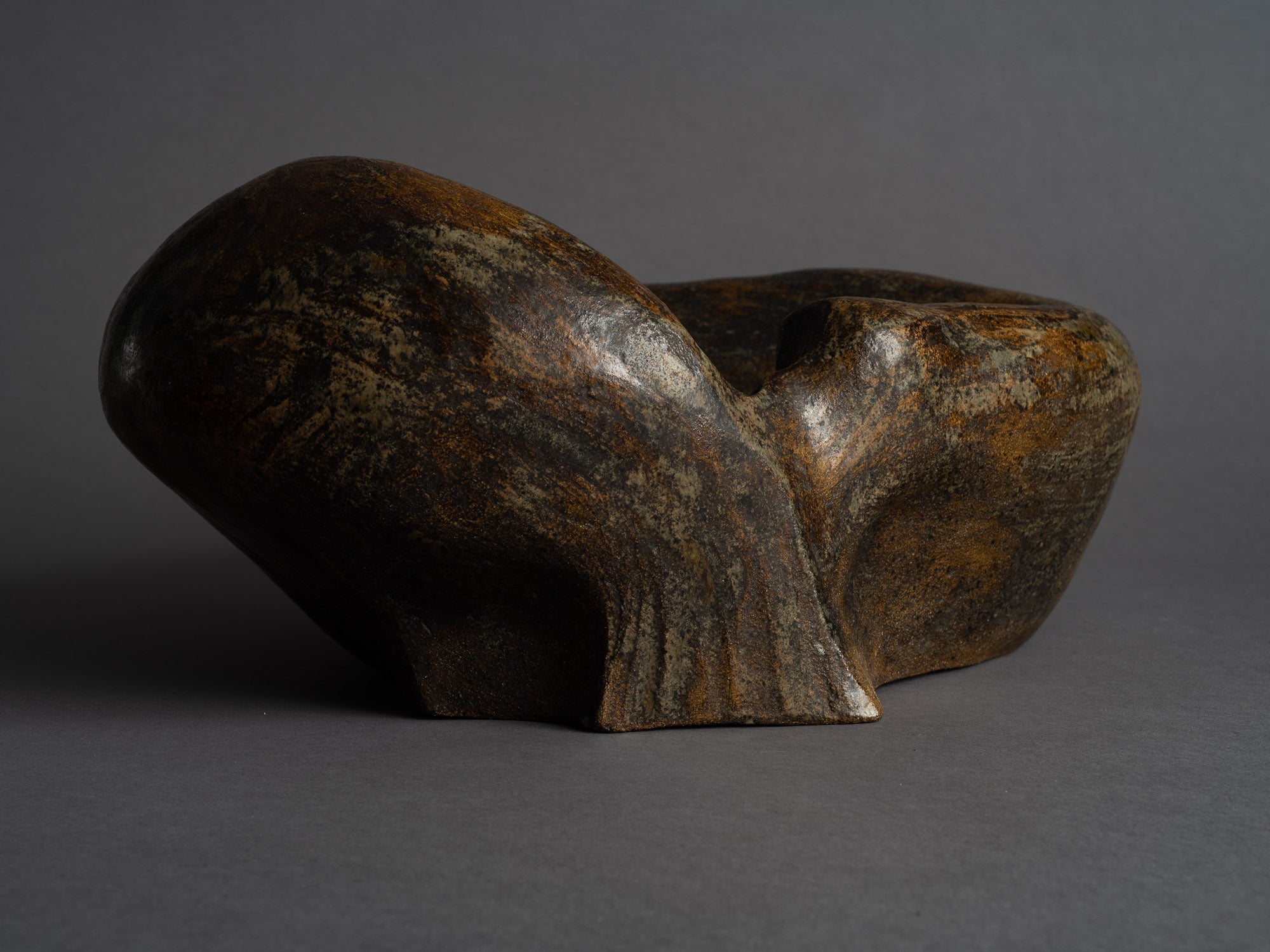 Grande coupe biomorphique en grès de Janine Boyer, France (1959)..Rare large freeform bowl by Janine Boyer, France (1959)