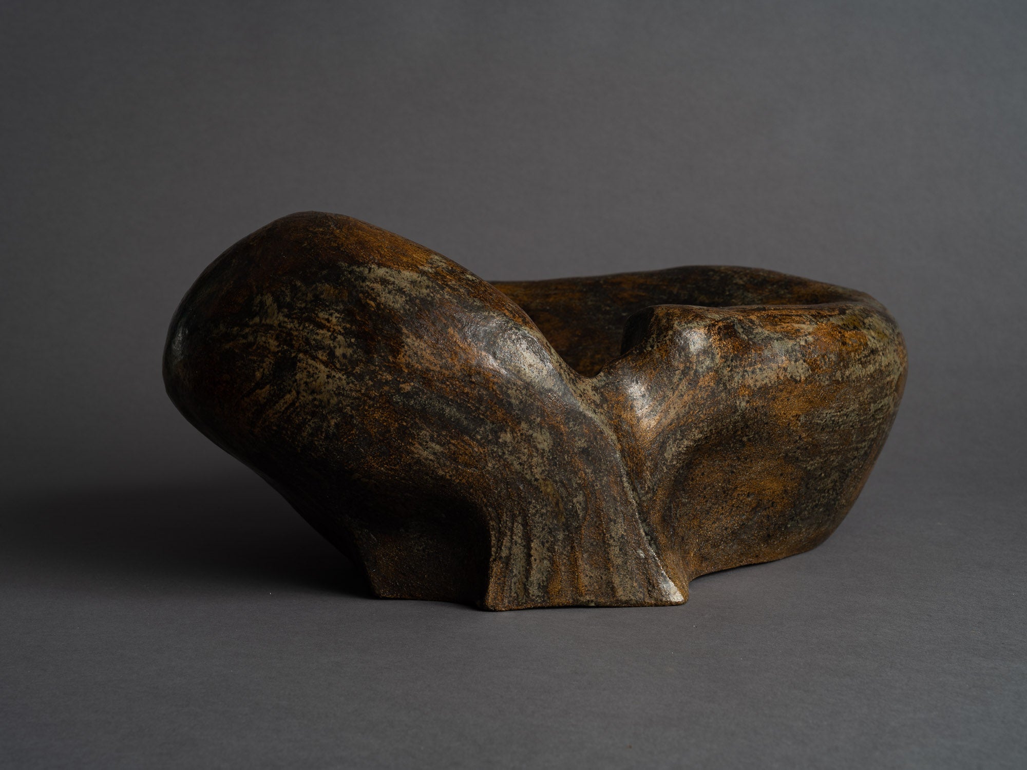 Grande coupe biomorphique en grès de Janine Boyer, France (1959)..Rare large freeform bowl by Janine Boyer, France (1959)