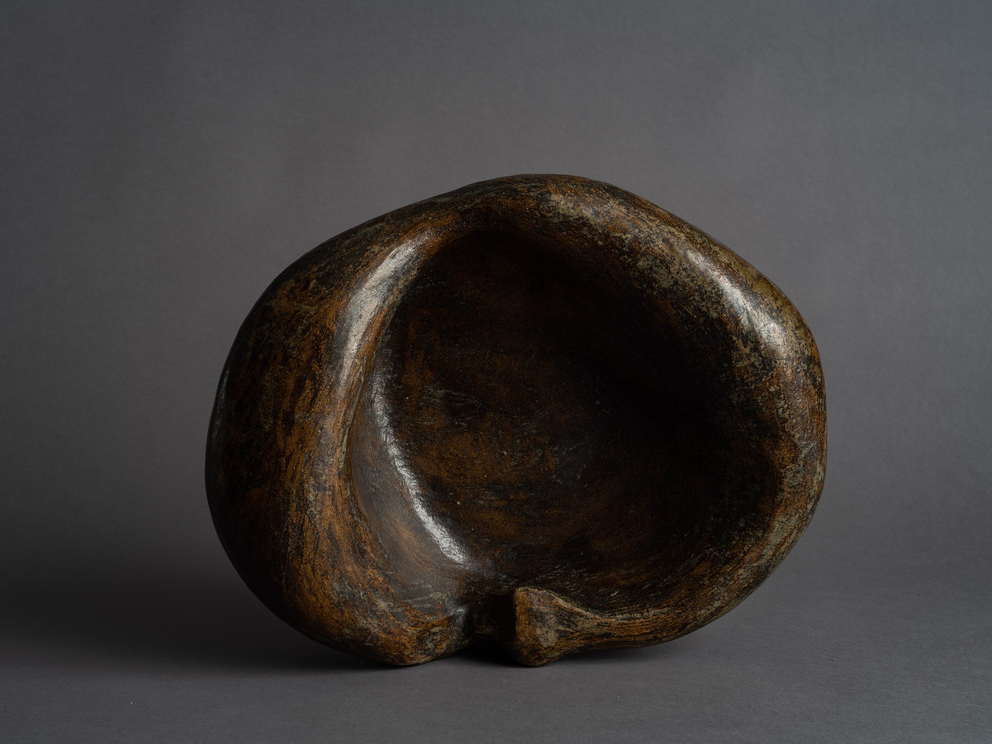 Grande coupe biomorphique en grès de Janine Boyer, France (1959)..Rare large freeform bowl by Janine Boyer, France (1959)