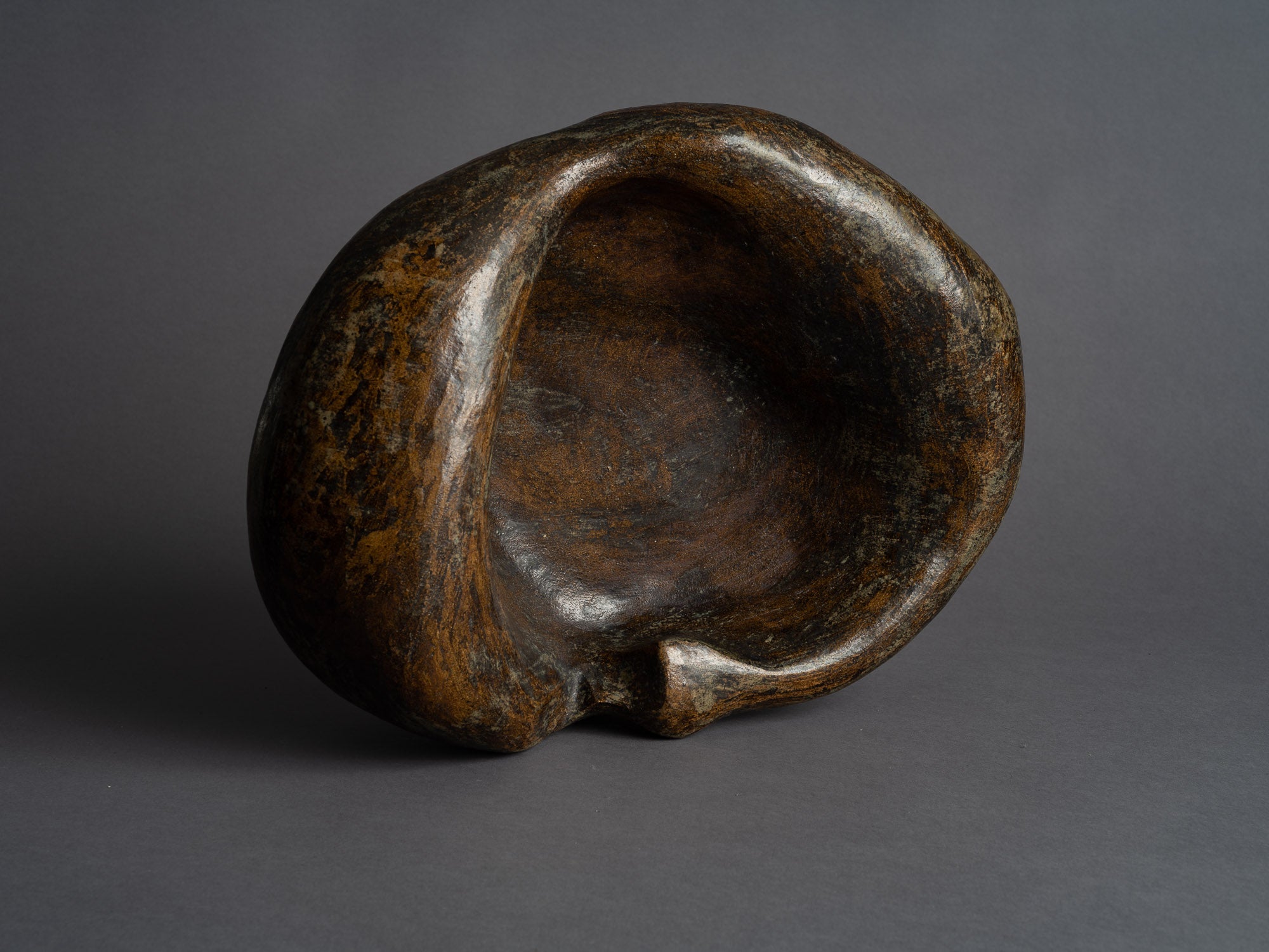 Grande coupe biomorphique en grès de Janine Boyer, France (1959)..Rare large freeform bowl by Janine Boyer, France (1959)