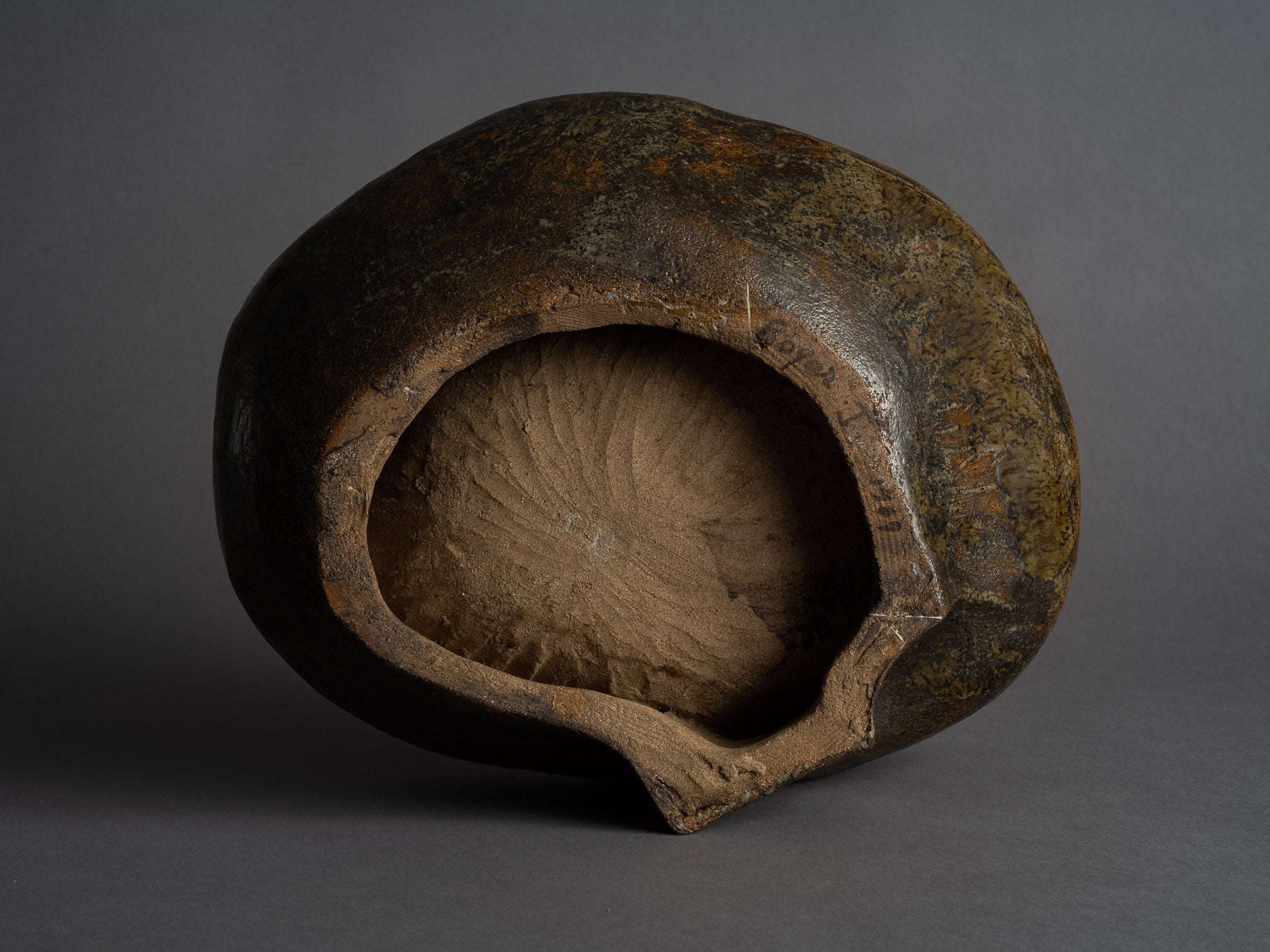 Grande coupe biomorphique en grès de Janine Boyer, France (1959)..Rare large freeform bowl by Janine Boyer, France (1959)