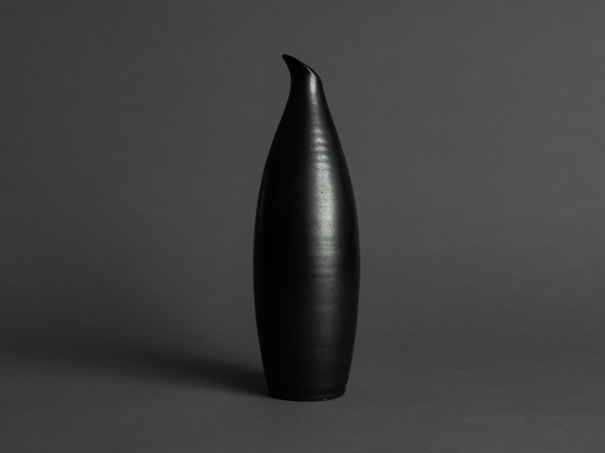 Vase bouteille des Potiers d'Accolay, France (vers 1955)..Freeform bottleshaped Vase by les Potiers d'Accolay, France (ca 1955)