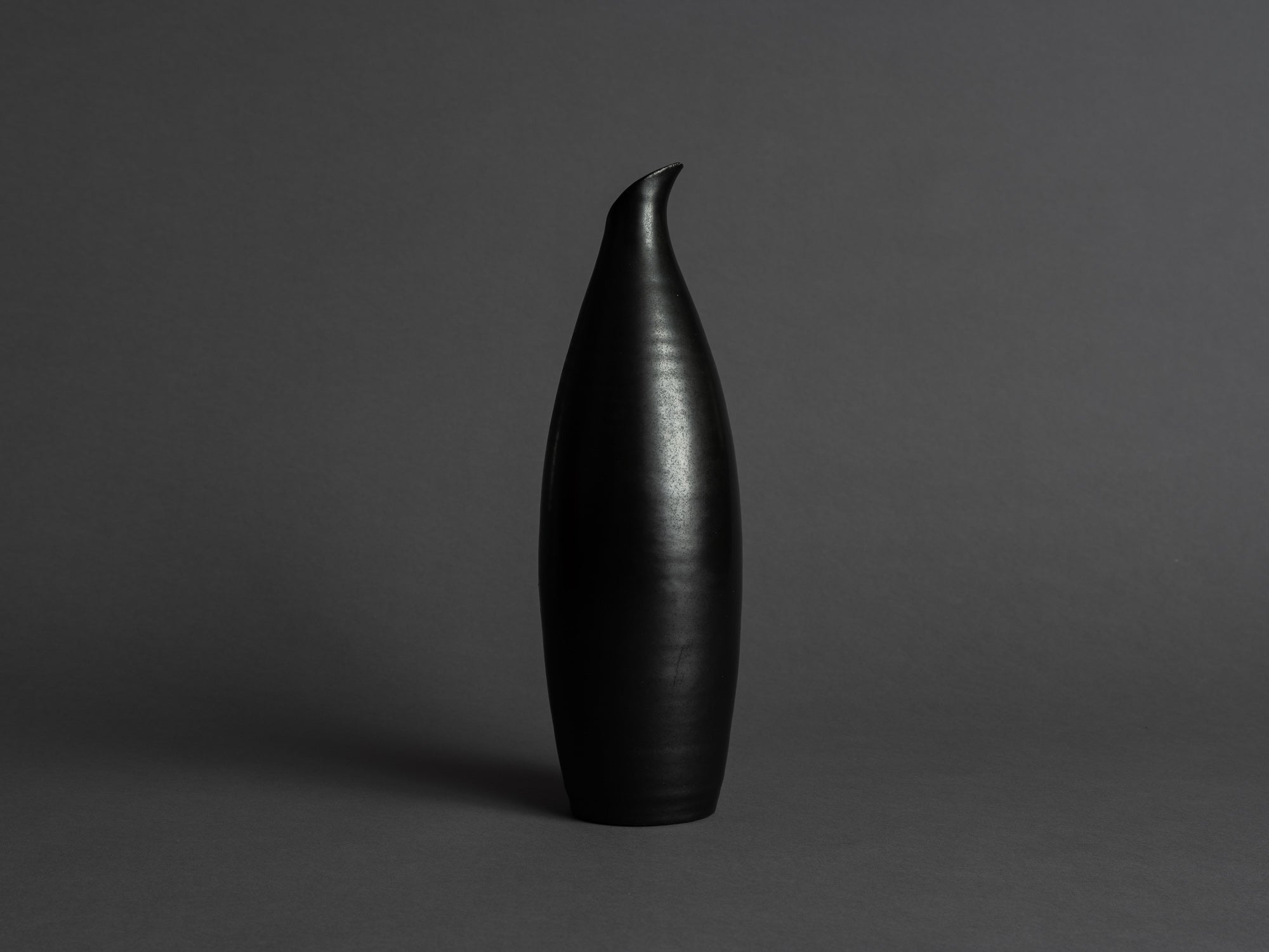 Vase bouteille des Potiers d'Accolay, France (vers 1955)..Freeform bottleshaped Vase by les Potiers d'Accolay, France (ca 1955)