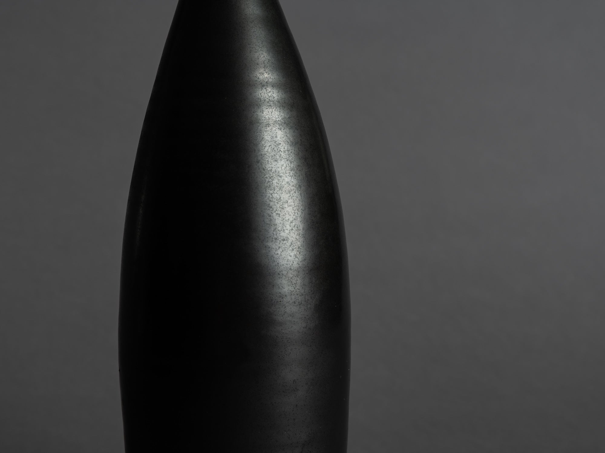 Vase bouteille des Potiers d'Accolay, France (vers 1955)..Freeform bottleshaped Vase by les Potiers d'Accolay, France (ca 1955)