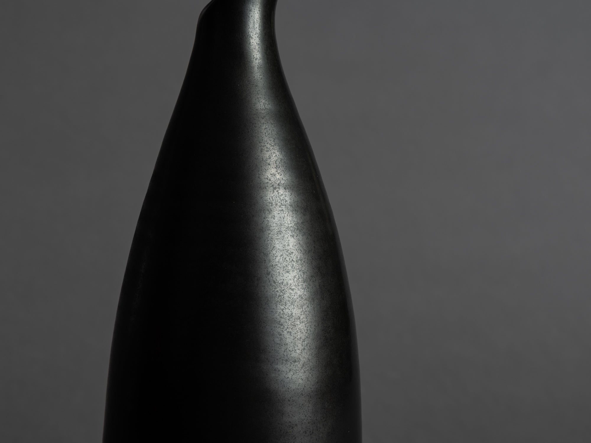 Vase bouteille des Potiers d'Accolay, France (vers 1955)..Freeform bottleshaped Vase by les Potiers d'Accolay, France (ca 1955)