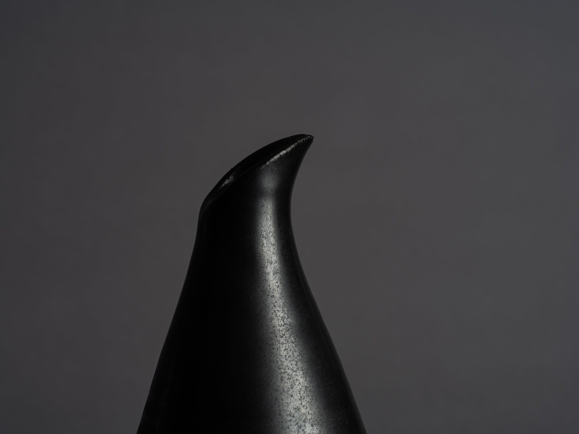 Vase bouteille des Potiers d'Accolay, France (vers 1955)..Freeform bottleshaped Vase by les Potiers d'Accolay, France (ca 1955)
