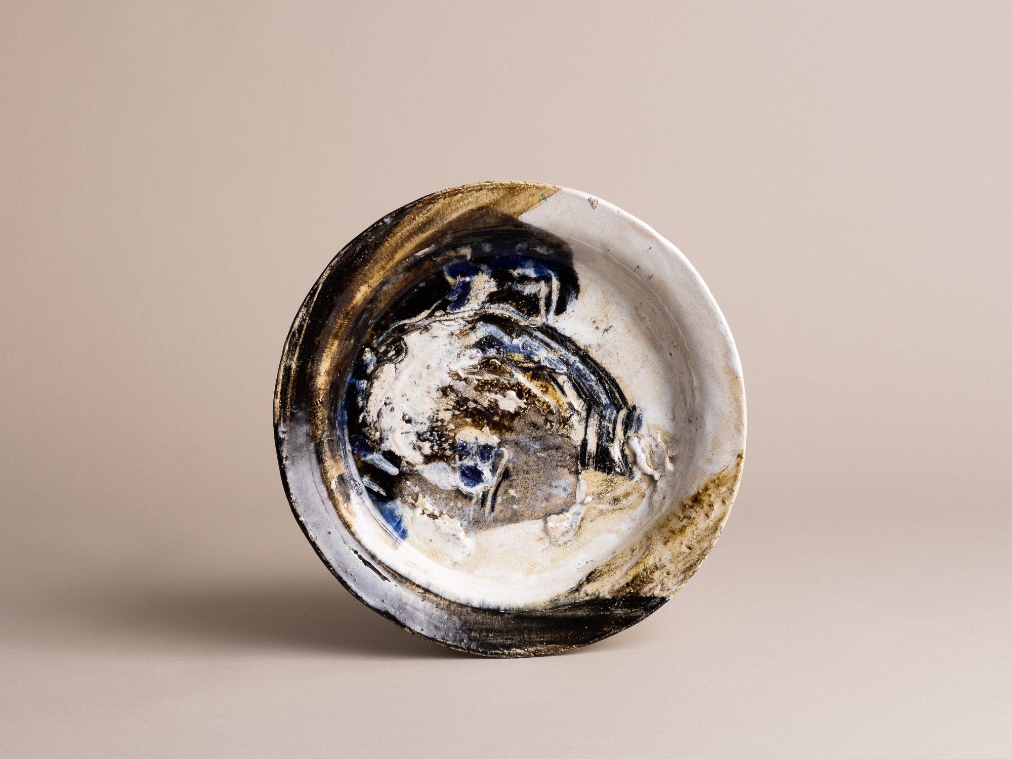 Coupe murale circulaire à décor abstrait "CoBrA" par Jeppe Hagedorn-Olsen, Danemark (vers 1968)..Circular CoBrA style bowl by Jeppe Hagedorn-Olsen, Denmark (circa 1968)