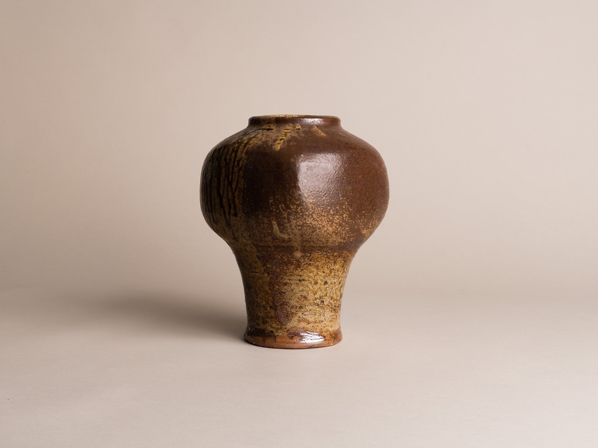 Vase meiping de Pierre Digan à La Borne, France (vers 1975)..Meiping Vase by Pierre Digan at La Borne, France (circa 1975)