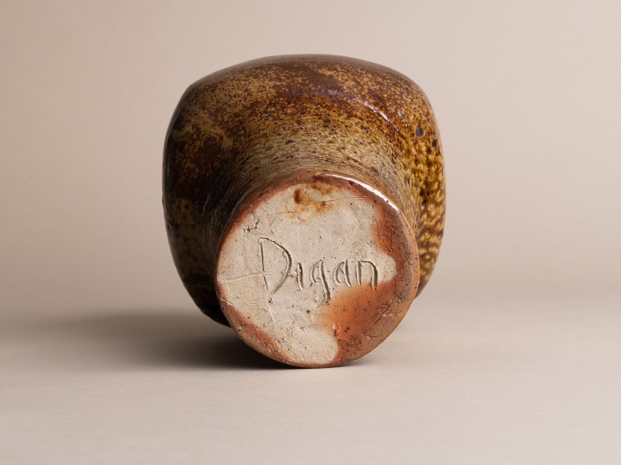 Vase meiping de Pierre Digan à La Borne, France (vers 1975)..Meiping Vase by Pierre Digan at La Borne, France (circa 1975)