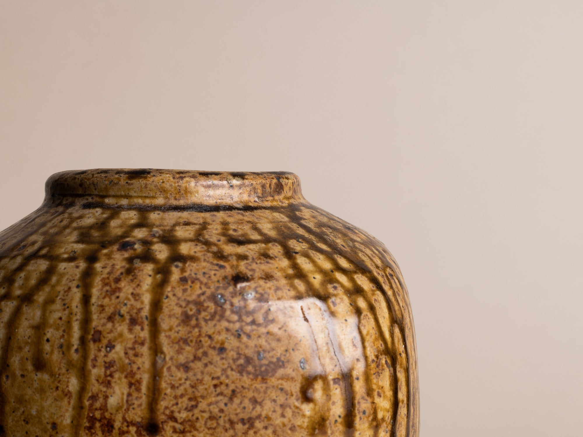Vase meiping de Pierre Digan à La Borne, France (vers 1975)..Meiping Vase by Pierre Digan at La Borne, France (circa 1975)