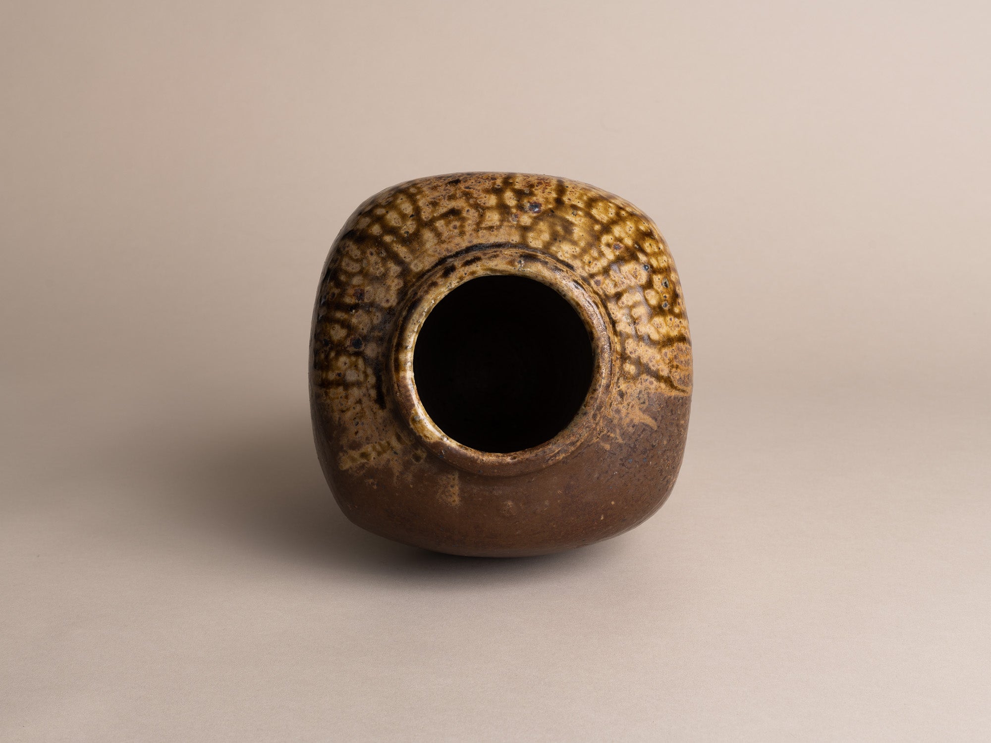 Vase meiping de Pierre Digan à La Borne, France (vers 1975)..Meiping Vase by Pierre Digan at La Borne, France (circa 1975)