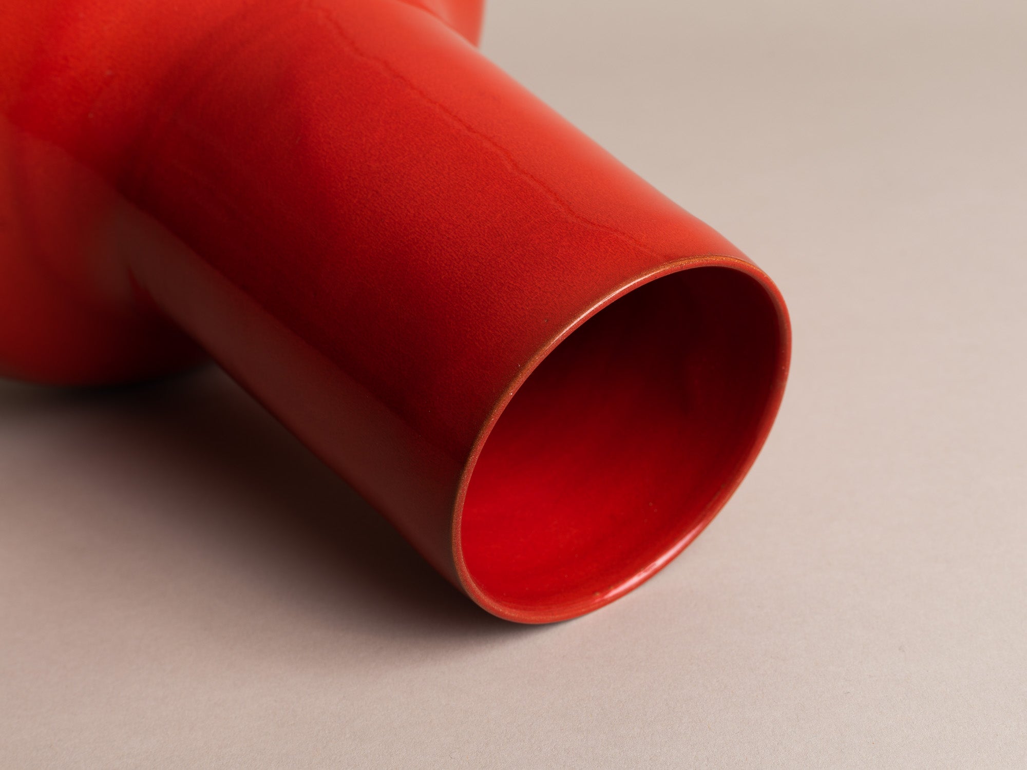 Vase vermillon de sélénium par Robert Picault pour Cerasarda, Italie (années 1960)..Vermilion vase by Robert Picault for Cerasarda, Italy (1960)