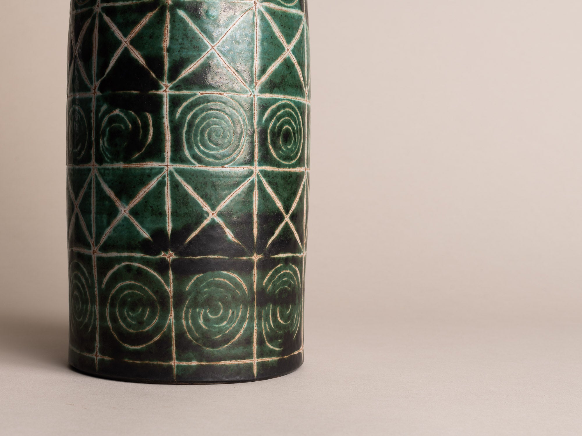 Rare vase bouteille de Robert Picault, France (vers 1948)..Rare bottleshaped vase by Robert Picault, France (circa 1948)