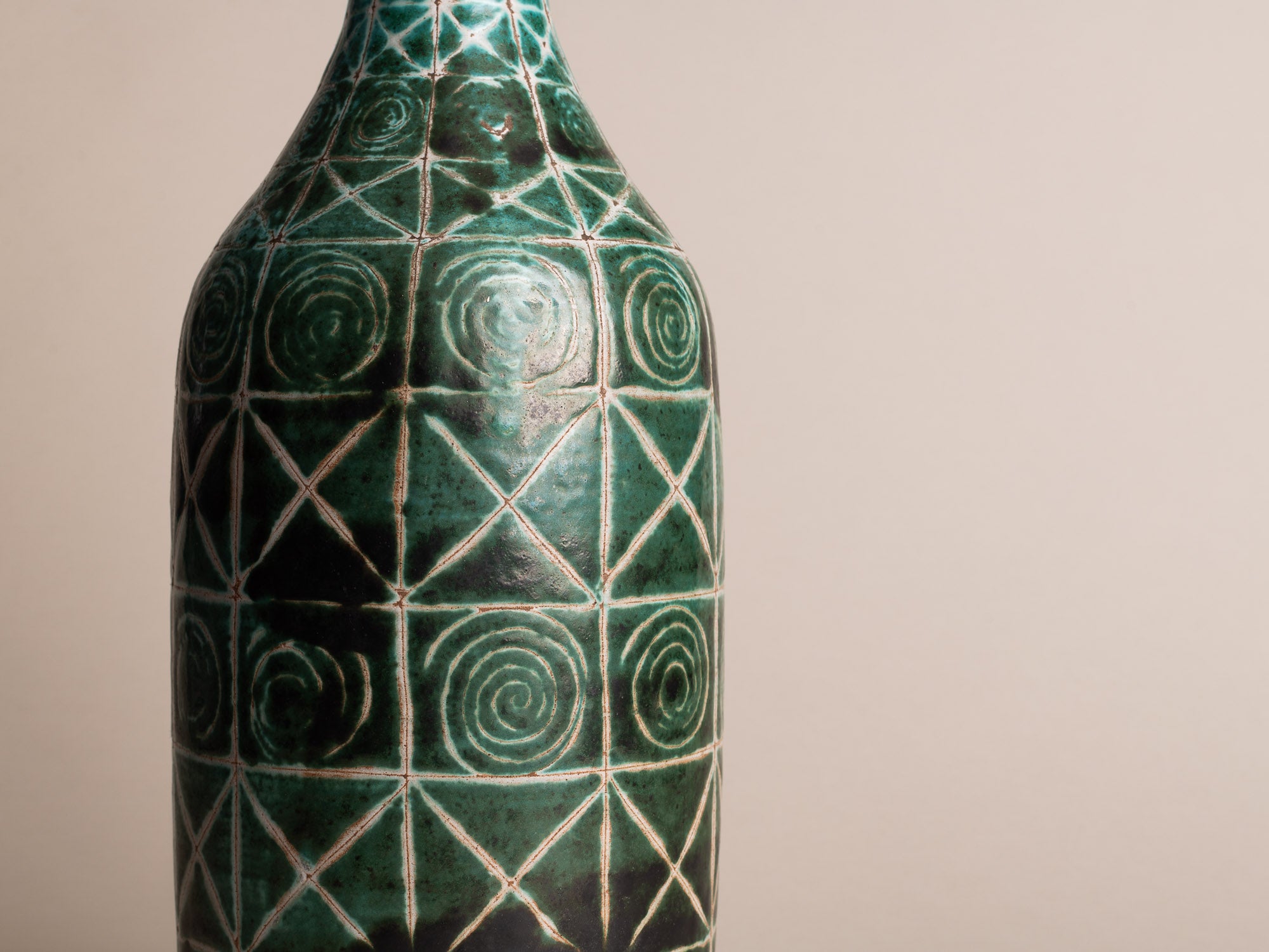 Rare vase bouteille de Robert Picault, France (vers 1948)..Rare bottleshaped vase by Robert Picault, France (circa 1948)