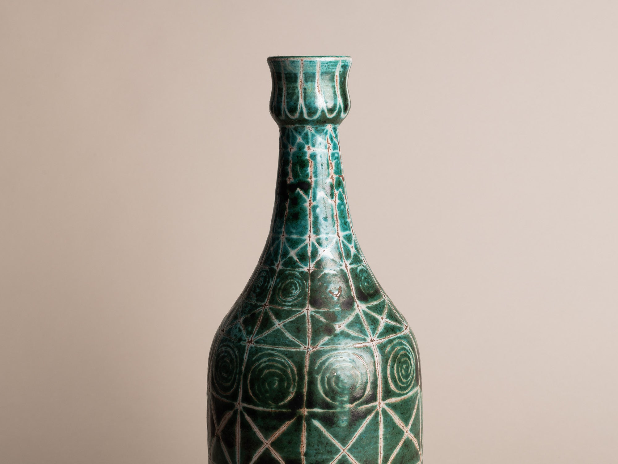 Rare vase bouteille de Robert Picault, France (vers 1948)..Rare bottleshaped vase by Robert Picault, France (circa 1948)
