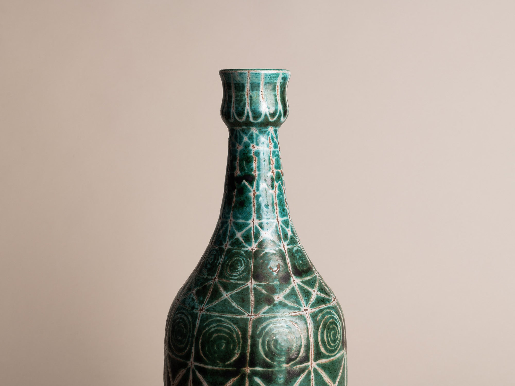 Rare vase bouteille de Robert Picault, France (vers 1948)..Rare bottleshaped vase by Robert Picault, France (circa 1948)