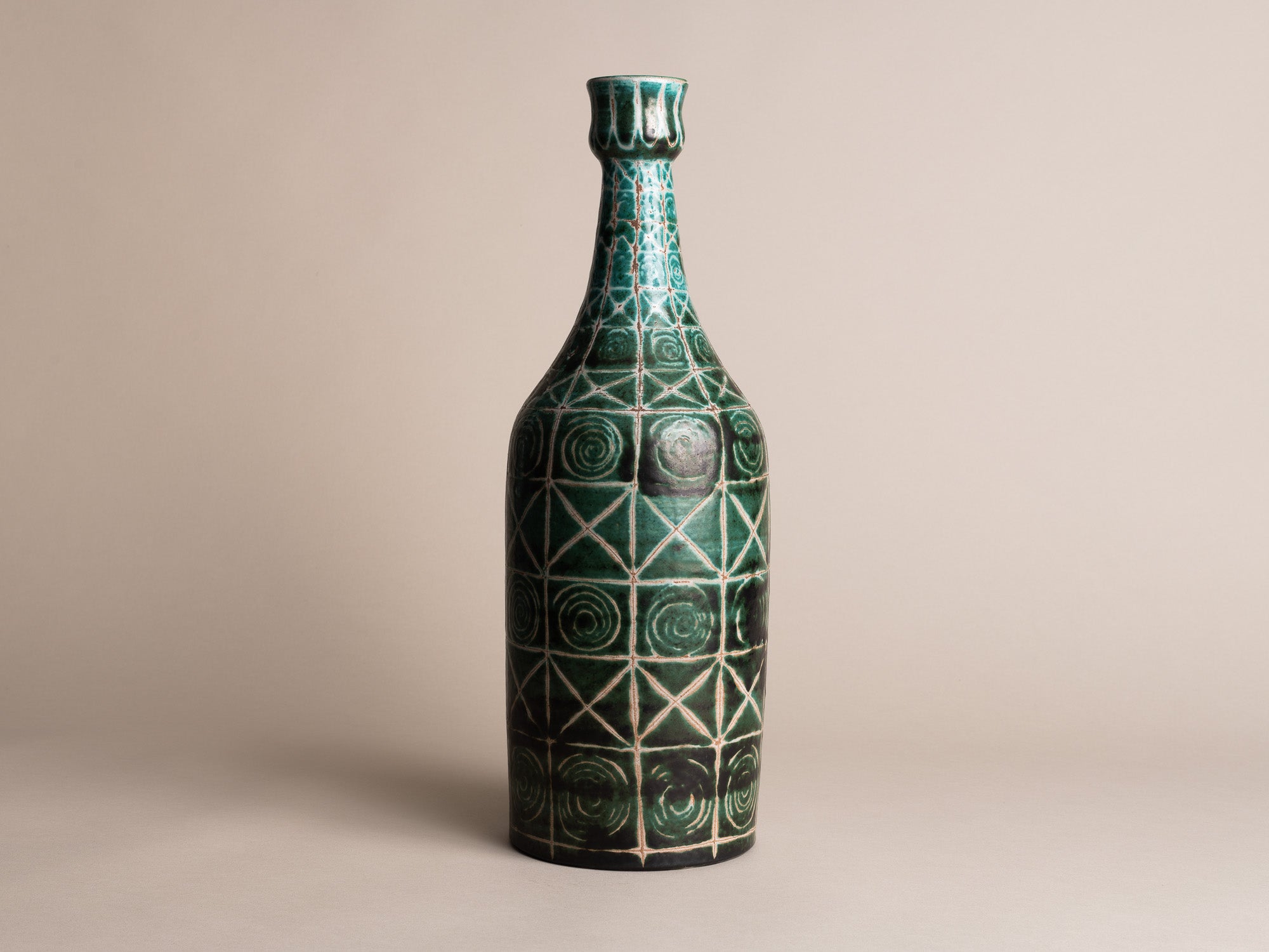 Rare vase bouteille de Robert Picault, France (vers 1948)..Rare bottleshaped vase by Robert Picault, France (circa 1948)