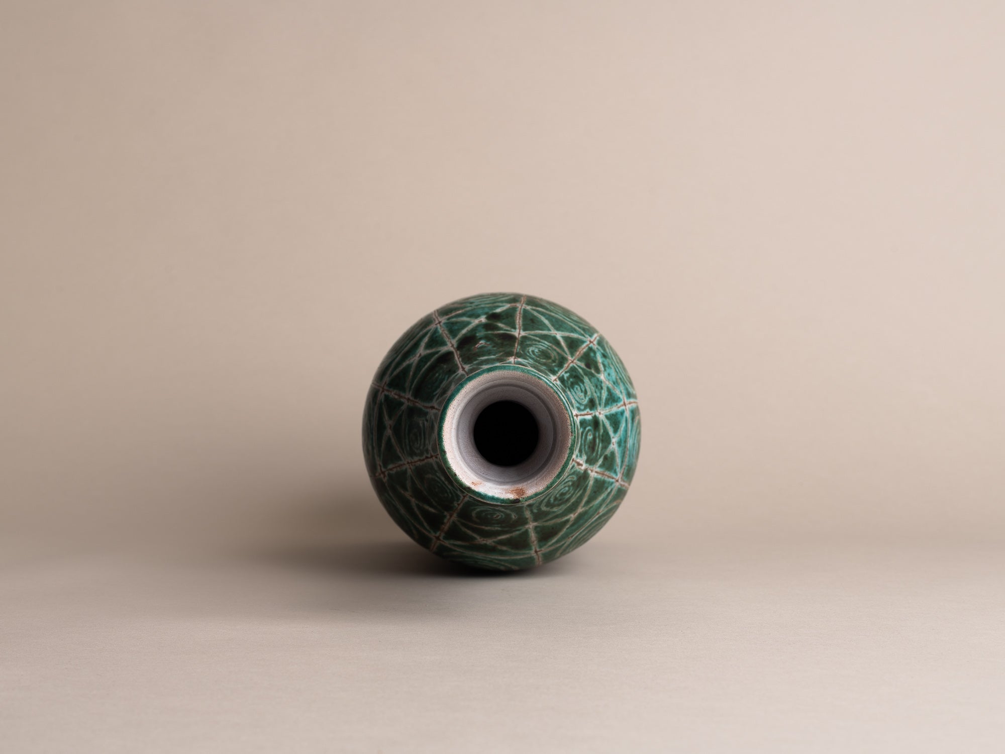 Rare vase bouteille de Robert Picault, France (vers 1948)..Rare bottleshaped vase by Robert Picault, France (circa 1948)