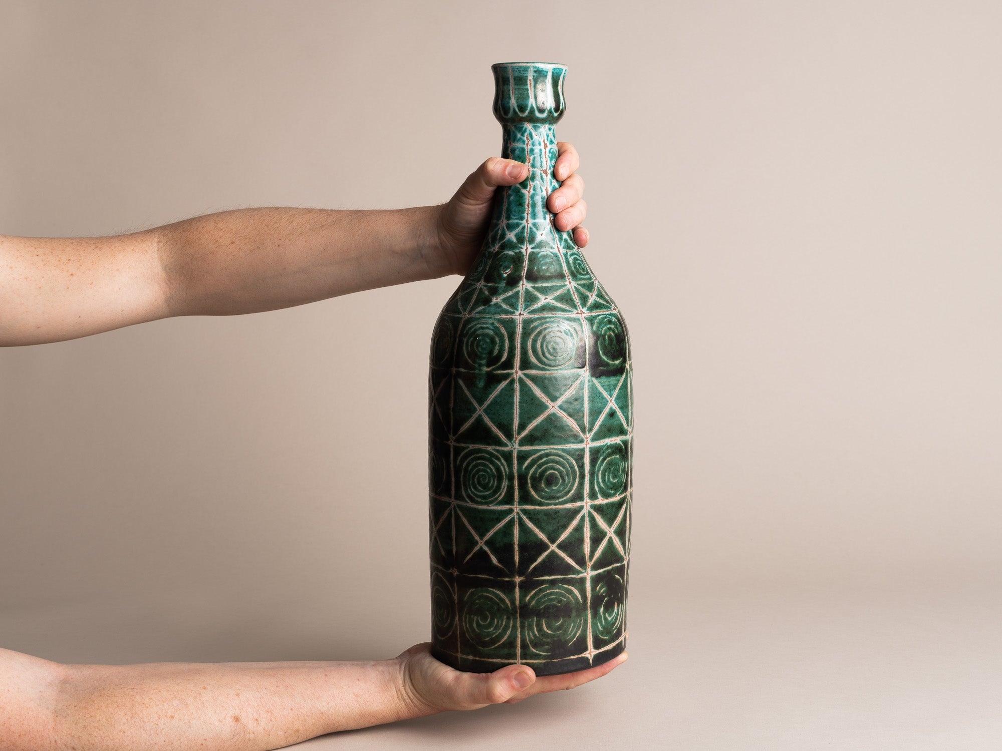 Rare vase bouteille de Robert Picault, France (vers 1948)..Rare bottleshaped vase by Robert Picault, France (circa 1948)