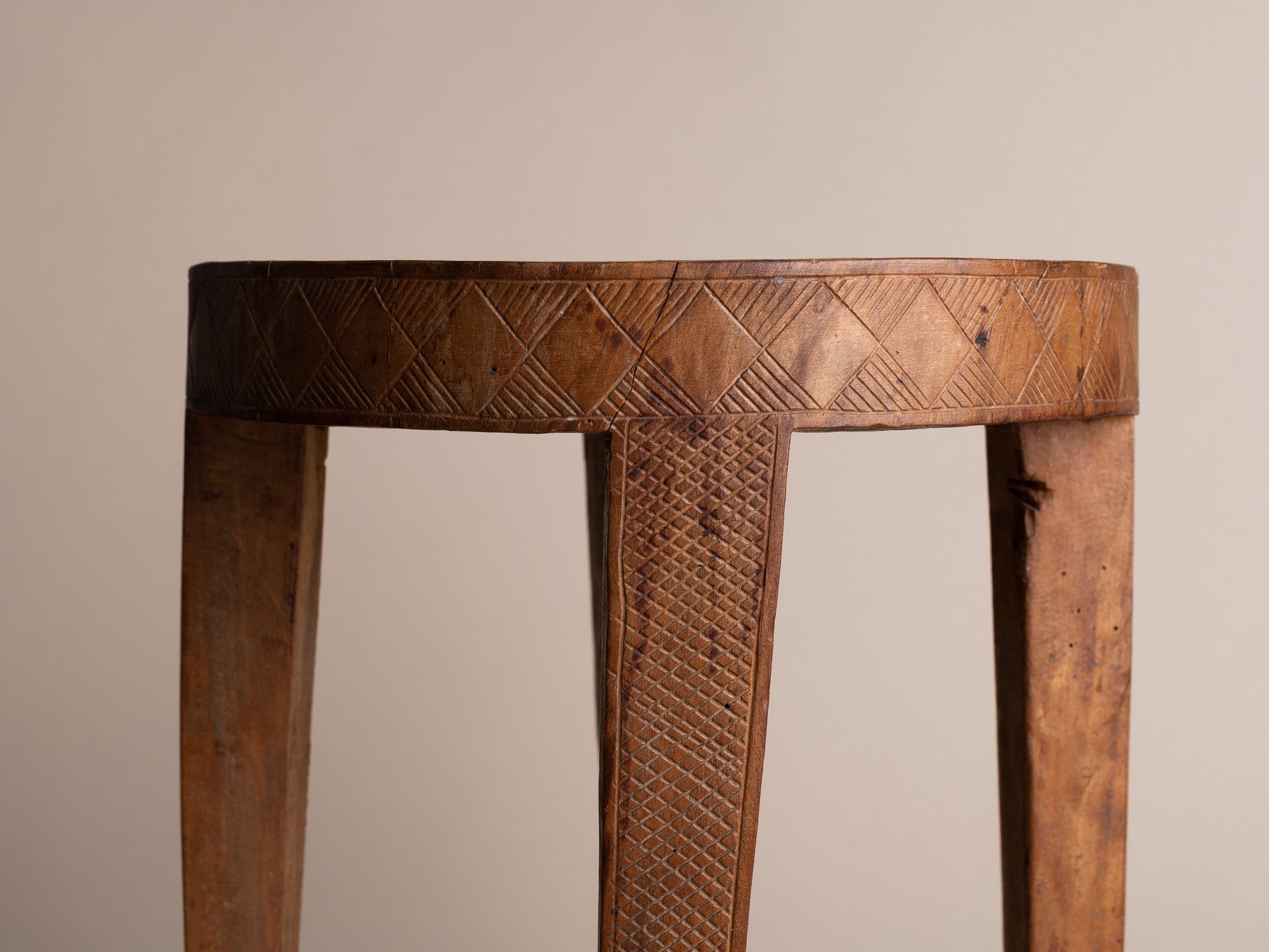 Tabouret monoxyle à décor gravé, Afrique occidentale (vers 1940-50)..Stool with engraved decoration, West Africa (circa 1940-50)