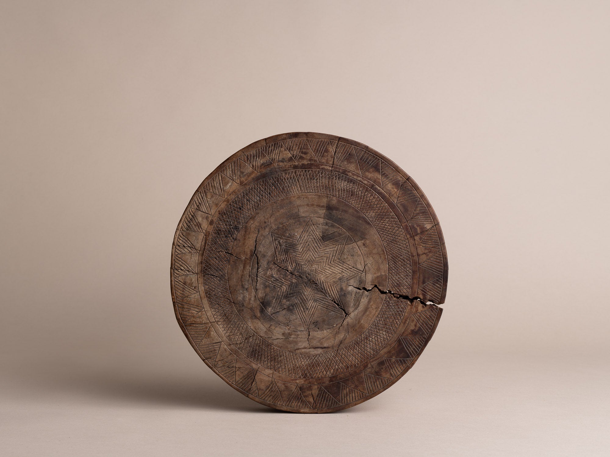 Tabouret monoxyle à décor gravé, Afrique occidentale (vers 1940-50)..Stool with engraved decoration, West Africa (circa 1940-50)