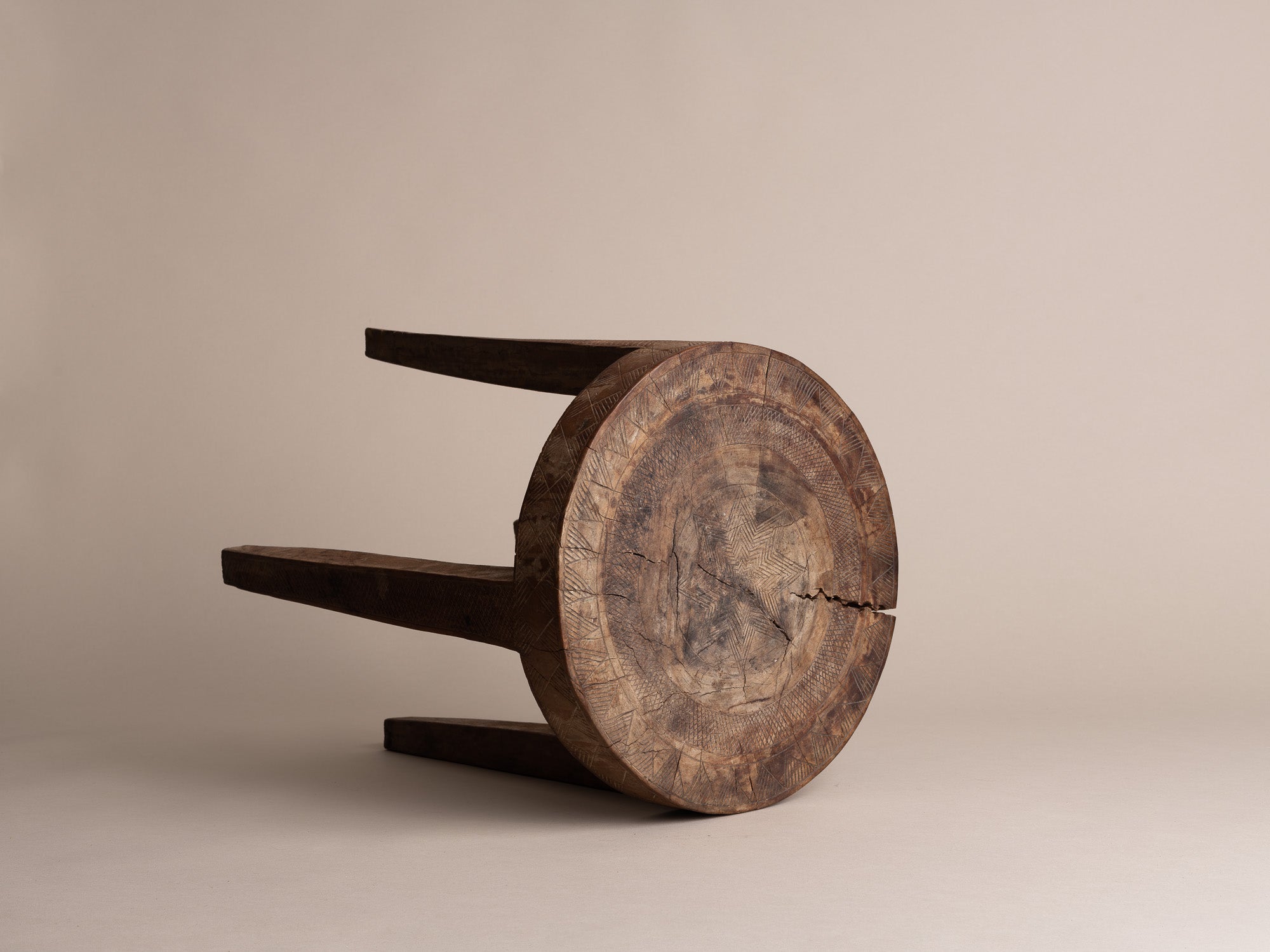 Tabouret monoxyle à décor gravé, Afrique occidentale (vers 1940-50)..Stool with engraved decoration, West Africa (circa 1940-50)