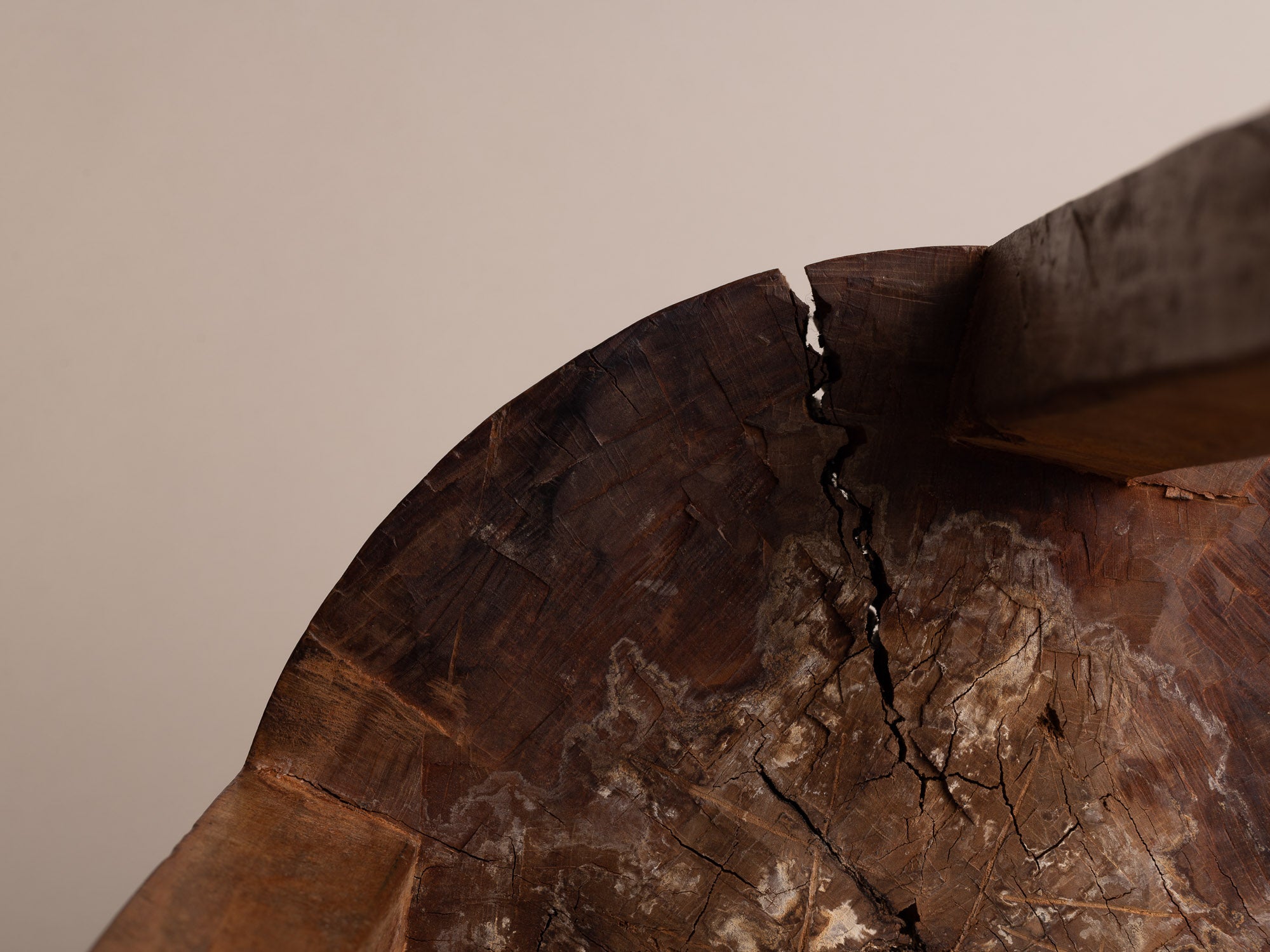 Tabouret monoxyle à décor gravé, Afrique occidentale (vers 1940-50)..Stool with engraved decoration, West Africa (circa 1940-50)