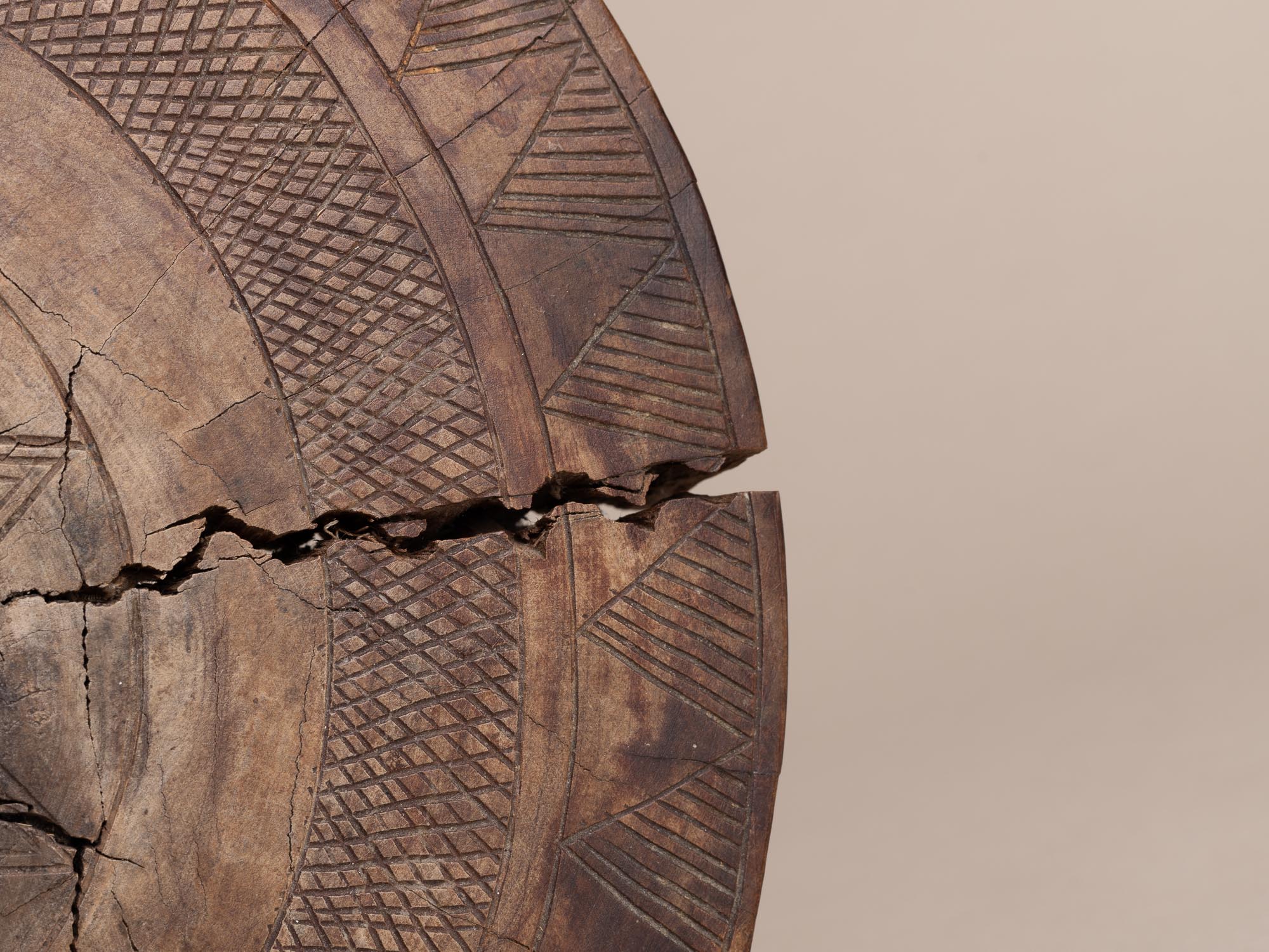 Tabouret monoxyle à décor gravé, Afrique occidentale (vers 1940-50)..Stool with engraved decoration, West Africa (circa 1940-50)