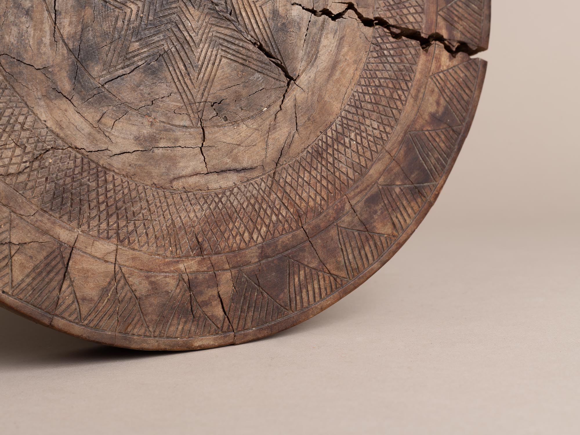 Tabouret monoxyle à décor gravé, Afrique occidentale (vers 1940-50)..Stool with engraved decoration, West Africa (circa 1940-50)