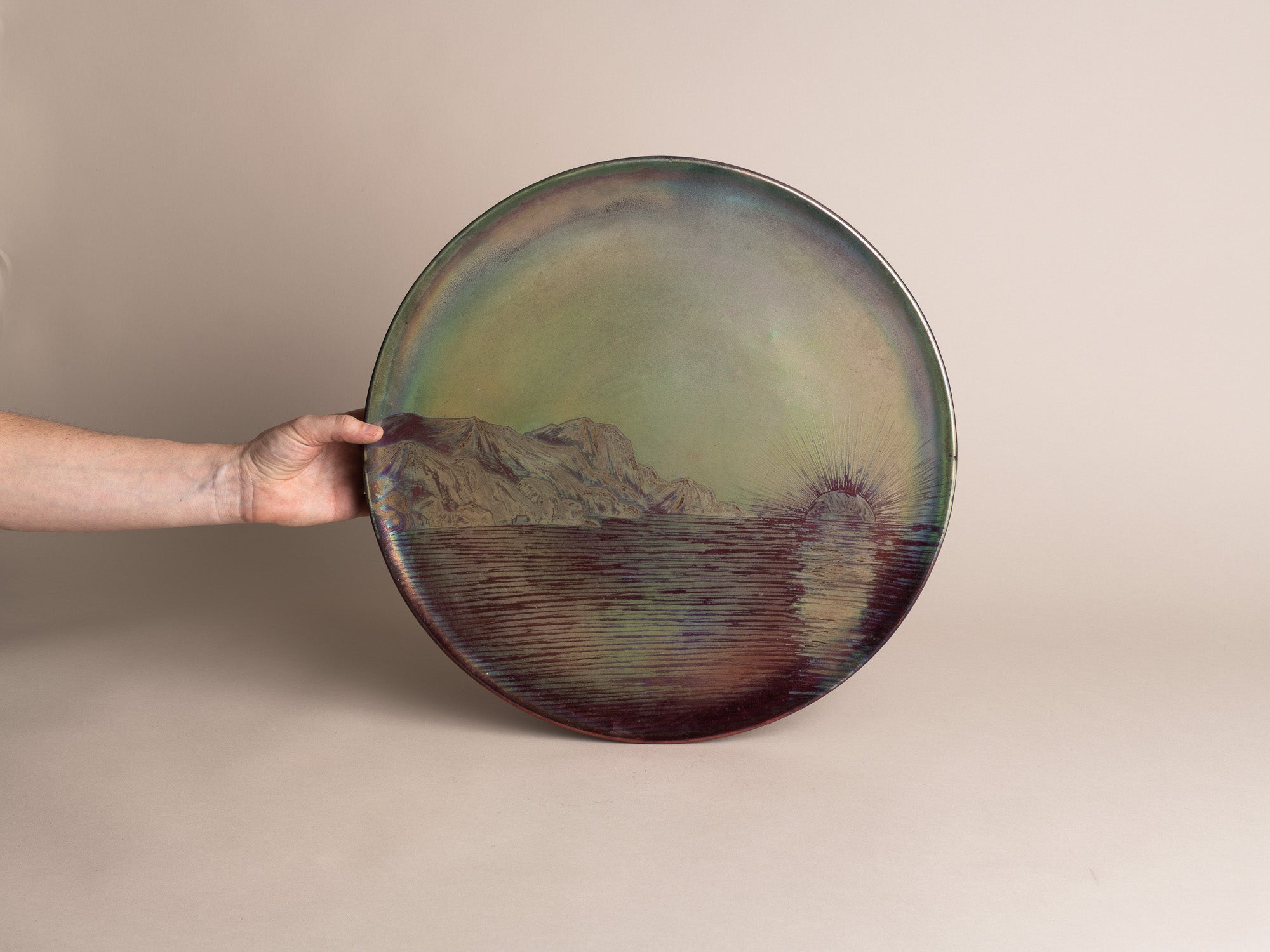 Exceptionnel plat mural japonisant Art Nouveau de Delphin Massier, France (vers 1895)..Oustanding huge Art Nouveau Japonist wall hanging luster ceramic bowl by Delphin Massier, France (circa 1895)