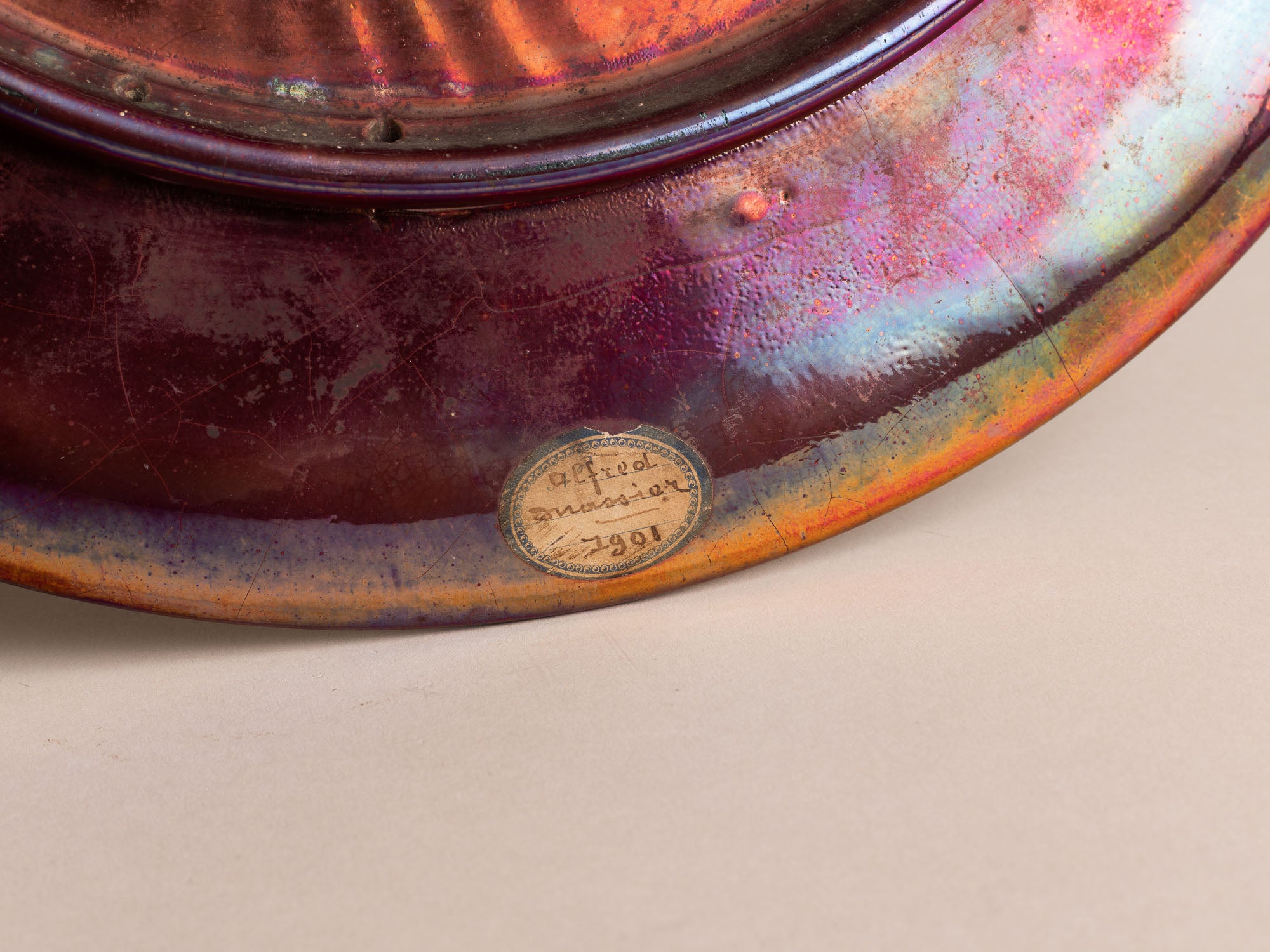 Exceptionnel plat mural japonisant Art Nouveau de Delphin Massier, France (vers 1895)..Oustanding huge Art Nouveau Japonist wall hanging luster ceramic bowl by Delphin Massier, France (circa 1895)