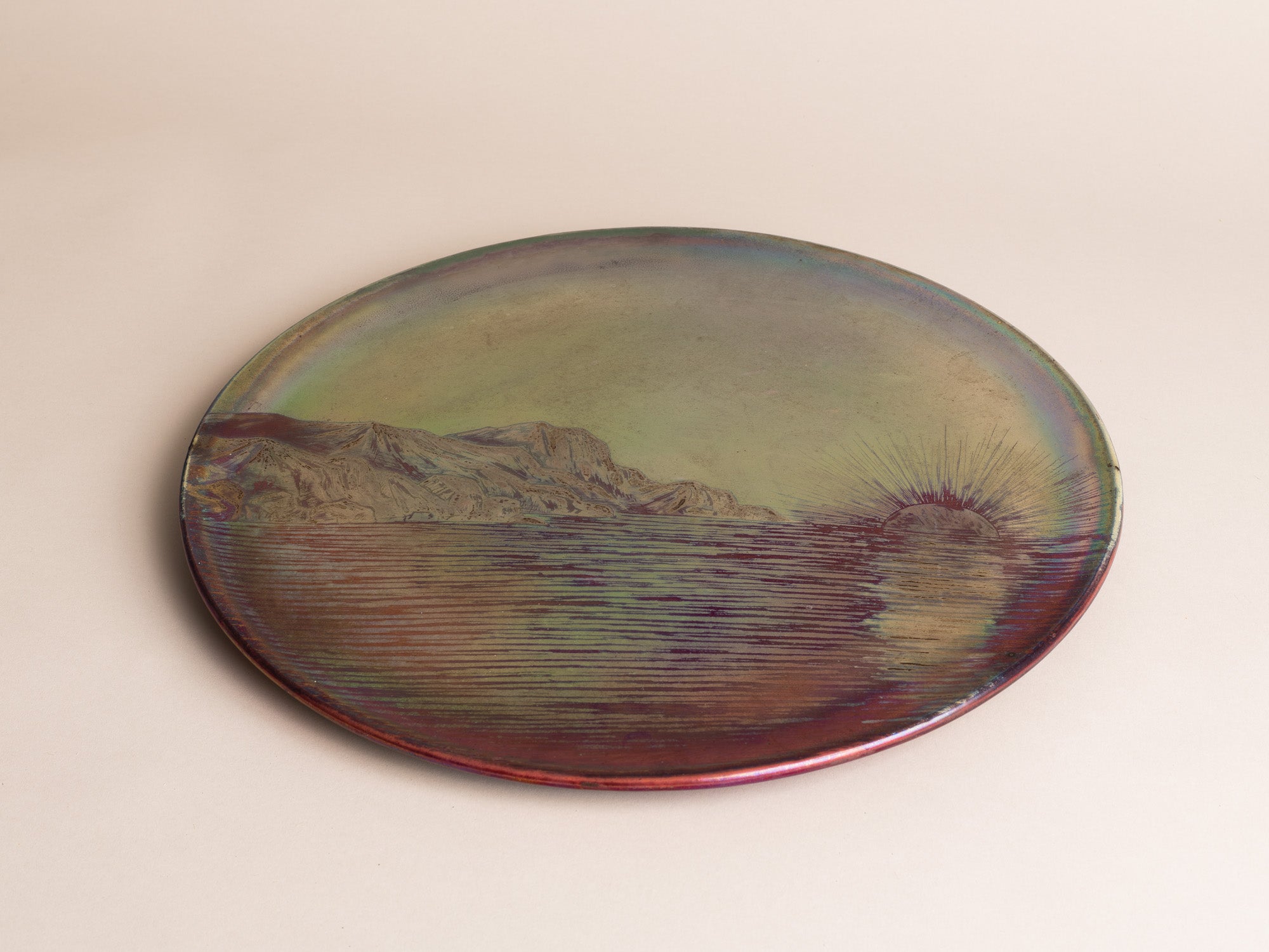 Exceptionnel plat mural japonisant Art Nouveau de Delphin Massier, France (vers 1895)..Oustanding huge Art Nouveau Japonist wall hanging luster ceramic bowl by Delphin Massier, France (circa 1895)