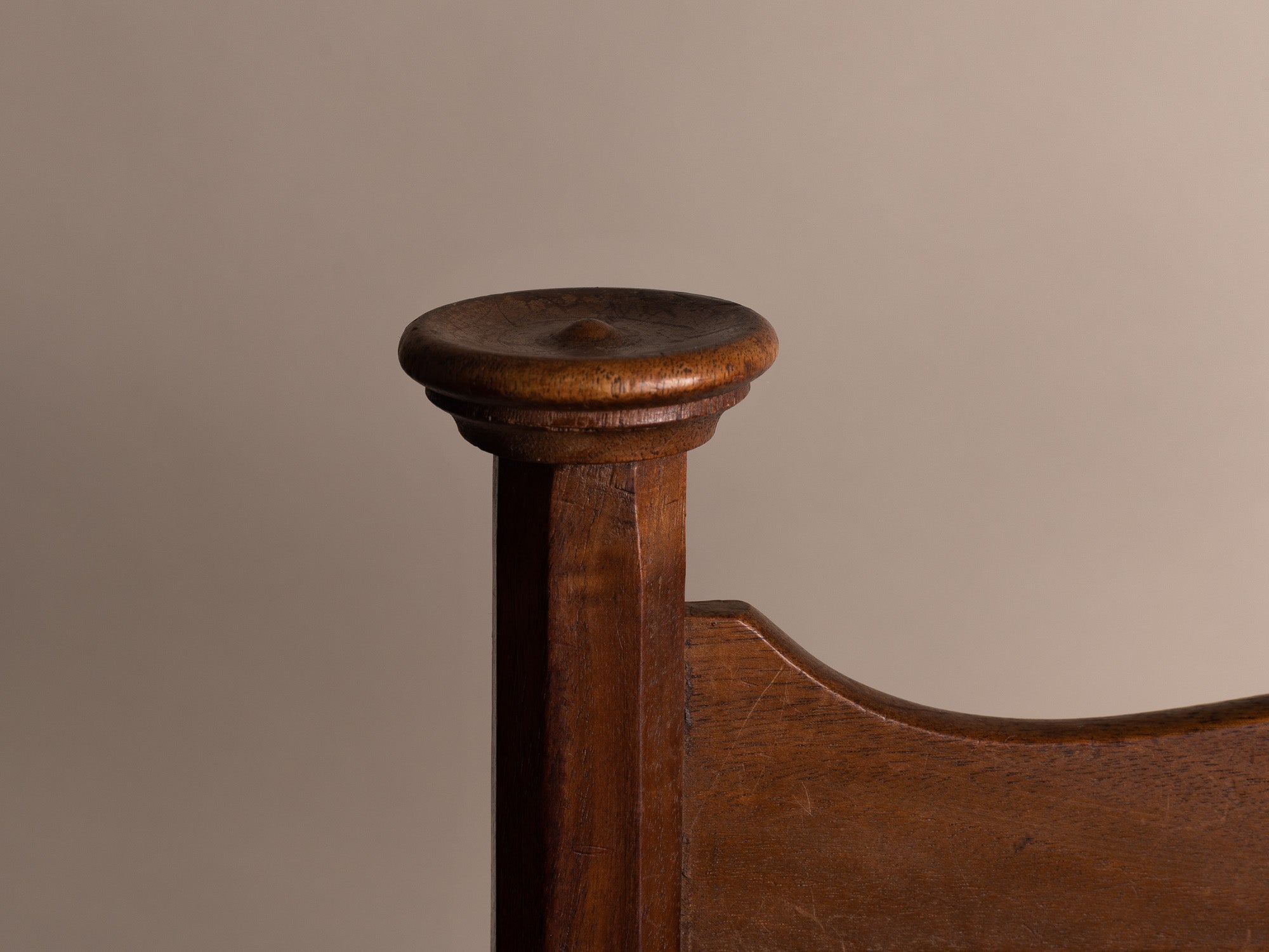 Fauteuil Arts & Crafts E.G. Punnett pour William Birch, Angleterre (vers 1890)..E.G. Punnett Arts & Crafts Armchair for William Birch, England (circa 1890)