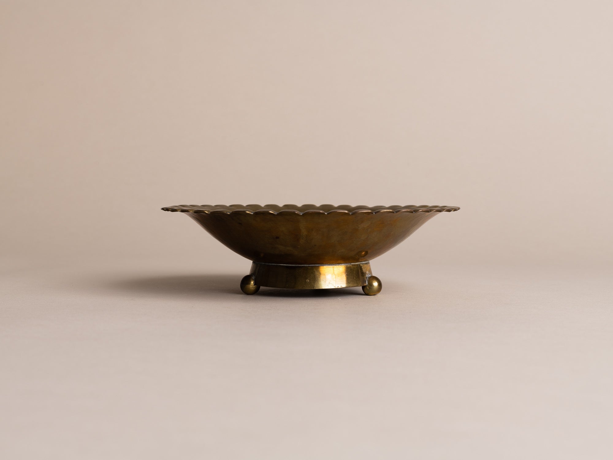Coupe en laiton par Alois Wörle & Neues Münchner Kunstgewerbe, Allemagne (vers 1920)..Brass bowl by Alois Wörle & Neues Münchner Kunstgewerbe, Germany (circa 1920)