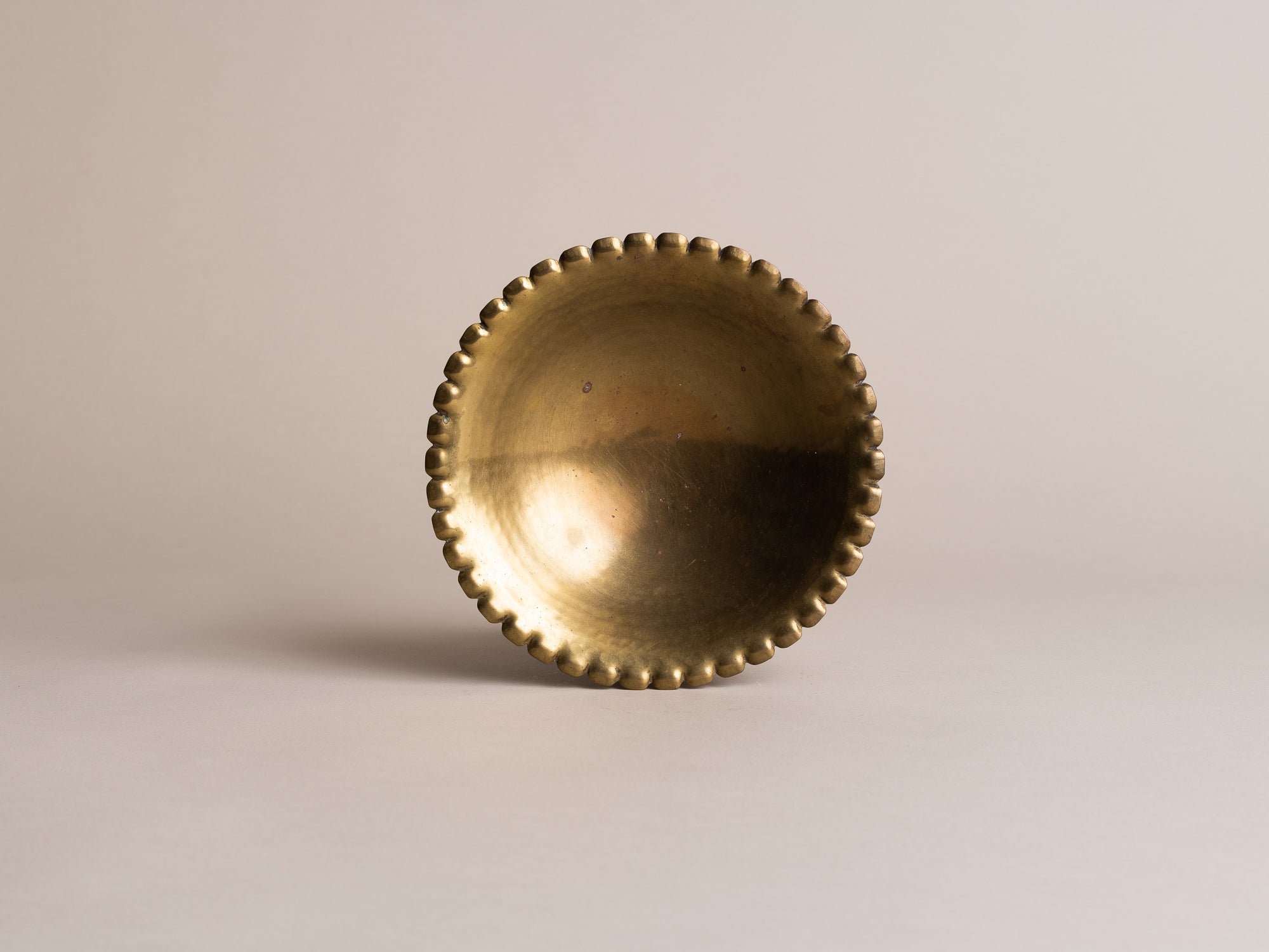 Coupe en laiton par Alois Wörle & Neues Münchner Kunstgewerbe, Allemagne (vers 1920)..Brass bowl by Alois Wörle & Neues Münchner Kunstgewerbe, Germany (circa 1920)