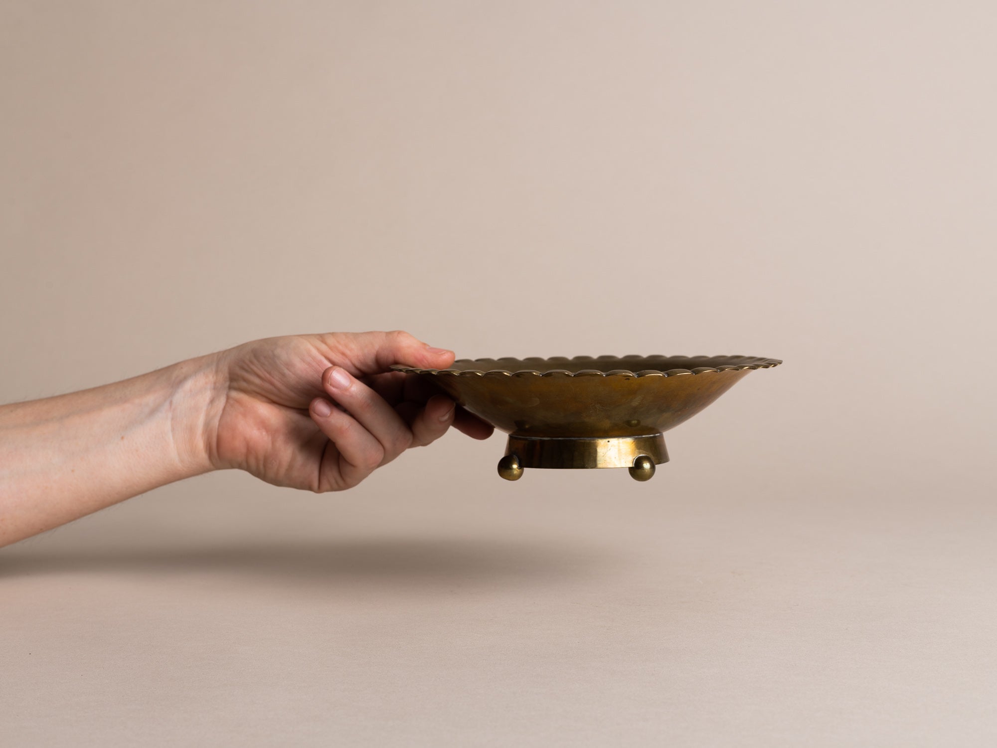 Coupe en laiton par Alois Wörle & Neues Münchner Kunstgewerbe, Allemagne (vers 1920)..Brass bowl by Alois Wörle & Neues Münchner Kunstgewerbe, Germany (circa 1920)