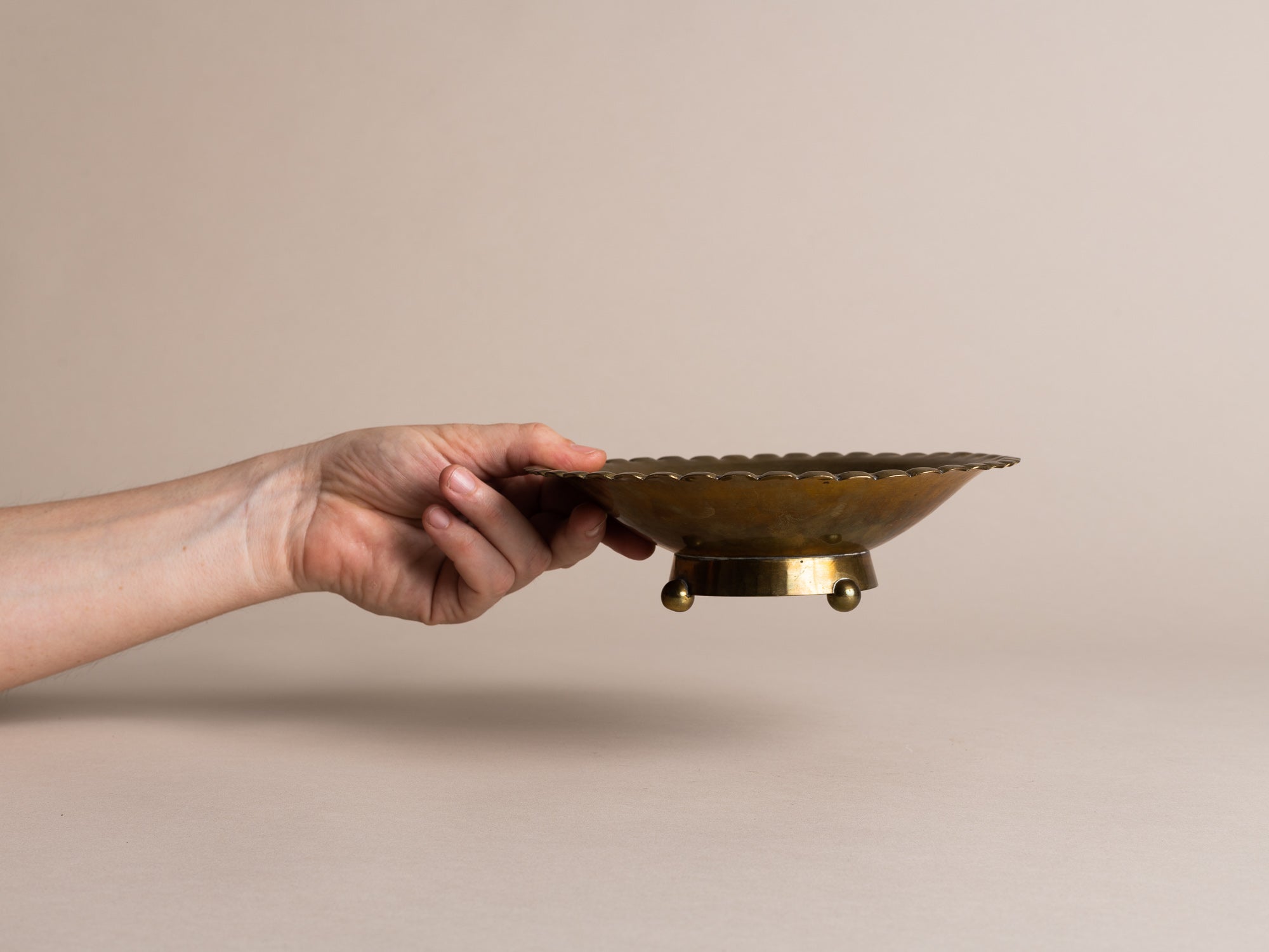 Coupe en laiton par Alois Wörle & Neues Münchner Kunstgewerbe, Allemagne (vers 1920)..Brass bowl by Alois Wörle & Neues Münchner Kunstgewerbe, Germany (circa 1920)