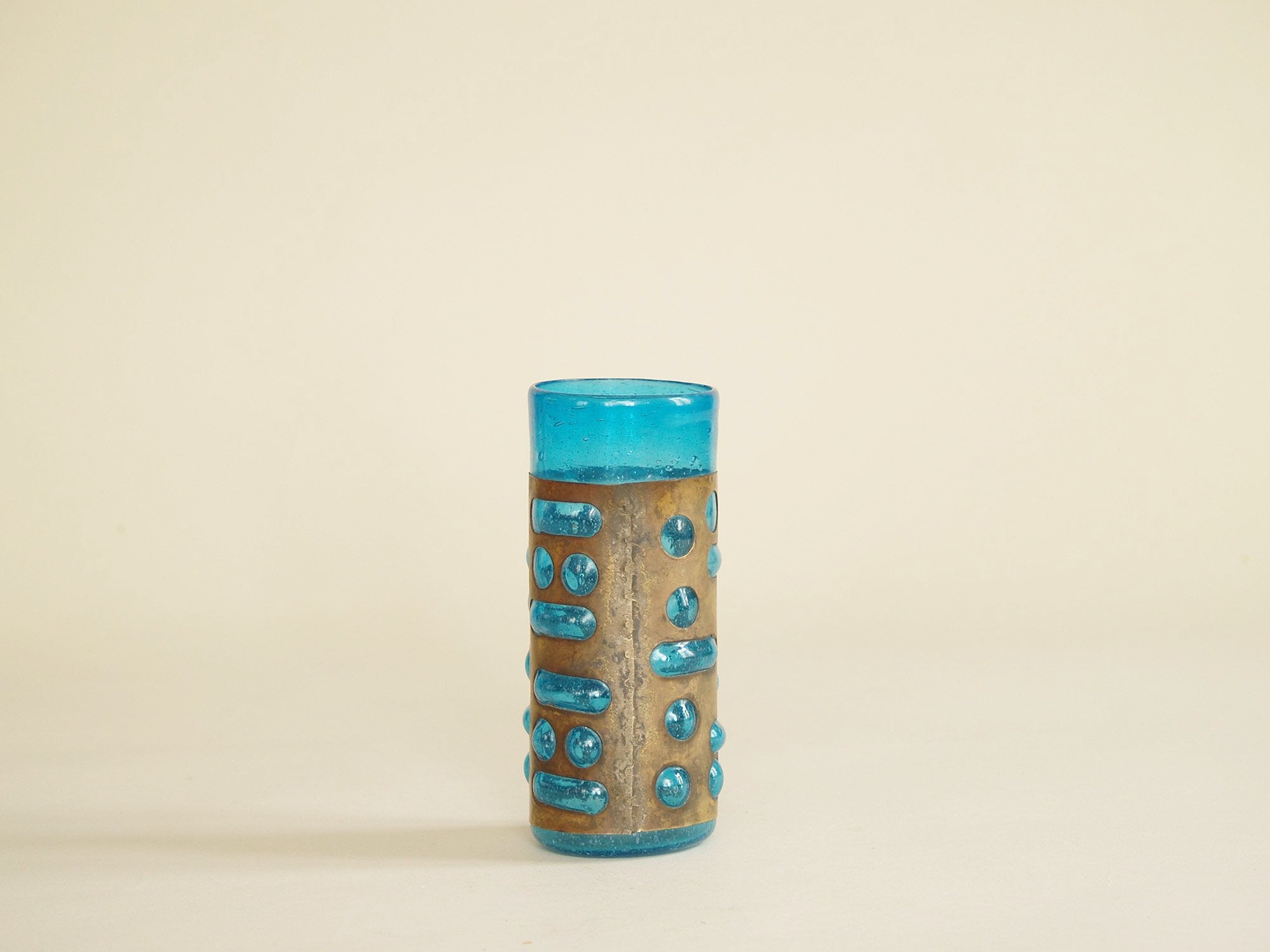 Vase en verre bullé et corsage de laiton, Suède (vers 1960)..Bubbled glass and brass vase, Sweden (circa 1960)