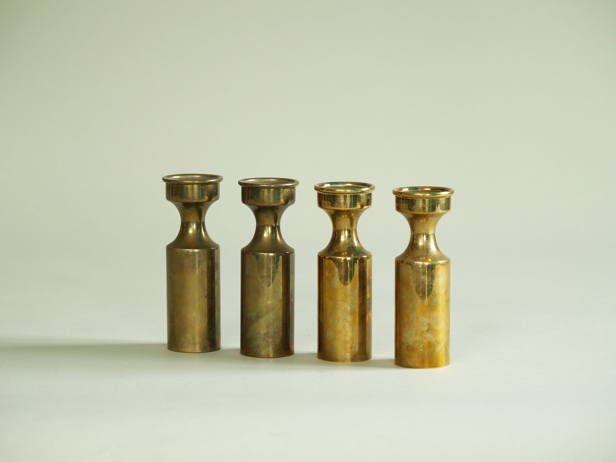 Série de quatre flambeaux modernistes par Boyes Metalkunst, Danemark (vers 1950)..Set of 4 modernist Candle holders by Boyes Metalkunst, Denmark (circa 1950)