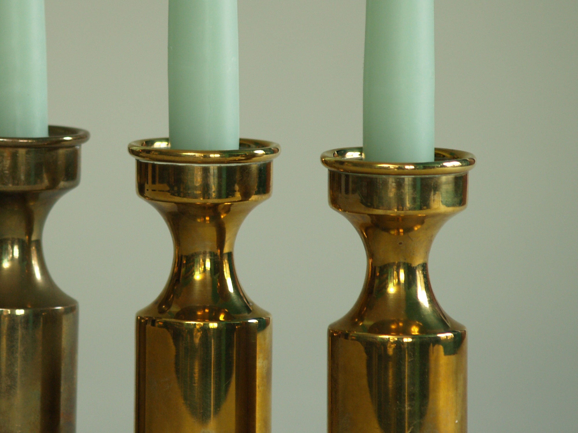 Série de quatre flambeaux modernistes par Boyes Metalkunst, Danemark (vers 1950)..Set of 4 modernist Candle holders by Boyes Metalkunst, Denmark (circa 1950)