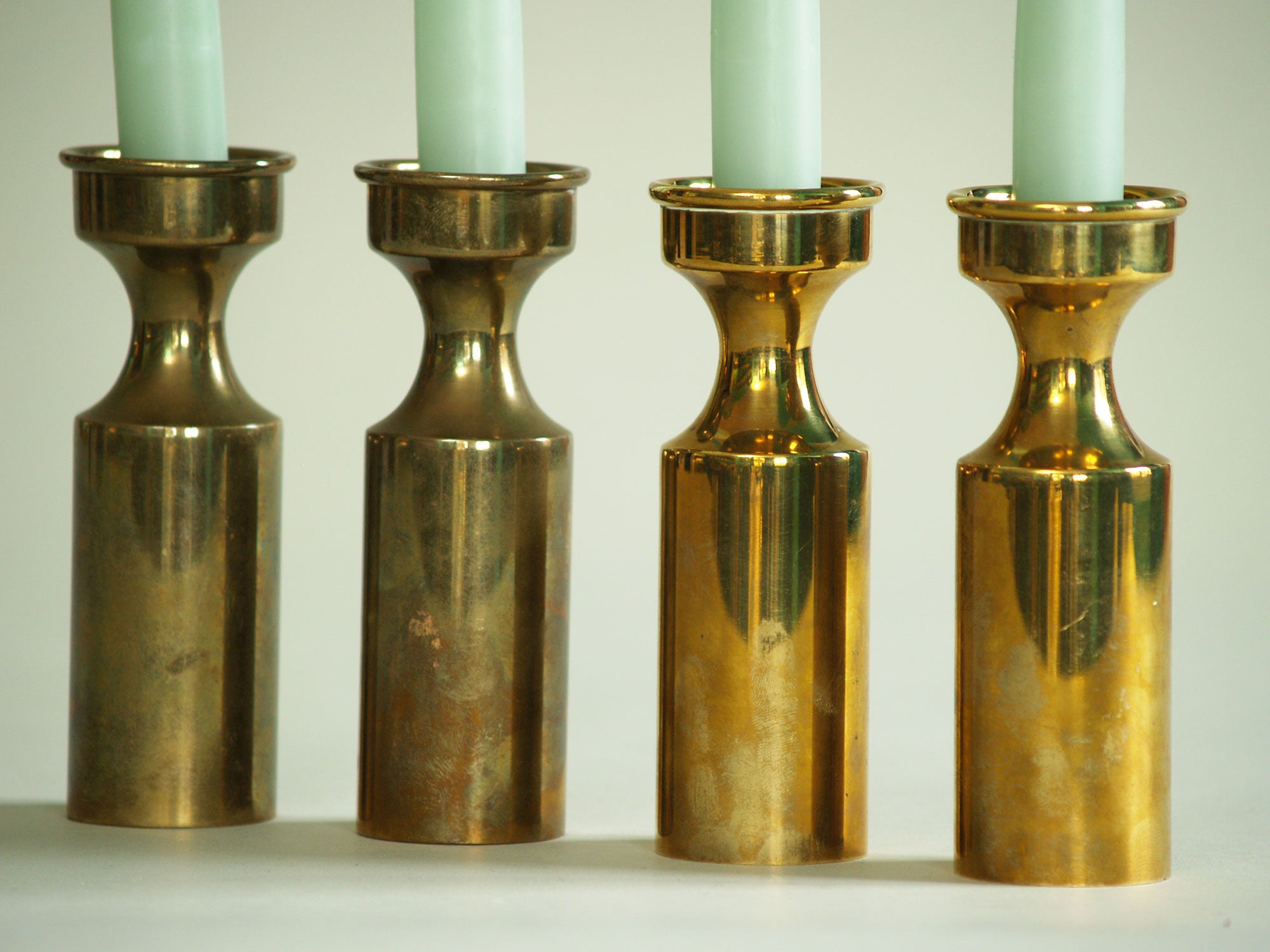 Série de quatre flambeaux modernistes par Boyes Metalkunst, Danemark (vers 1950)..Set of 4 modernist Candle holders by Boyes Metalkunst, Denmark (circa 1950)