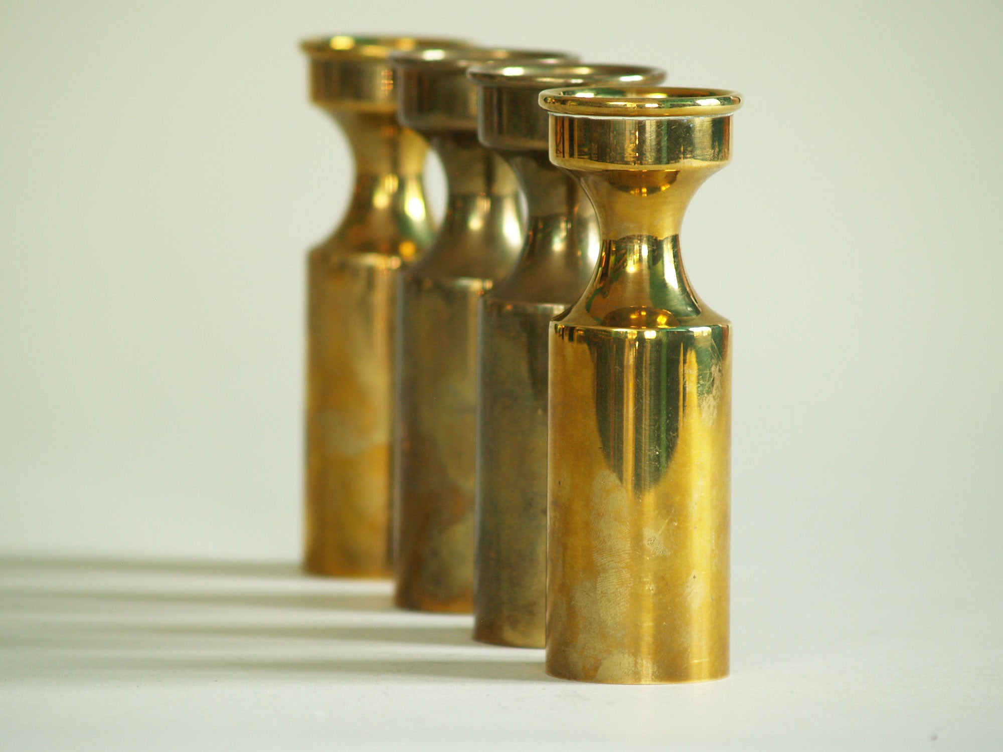 Série de quatre flambeaux modernistes par Boyes Metalkunst, Danemark (vers 1950)..Set of 4 modernist Candle holders by Boyes Metalkunst, Denmark (circa 1950)